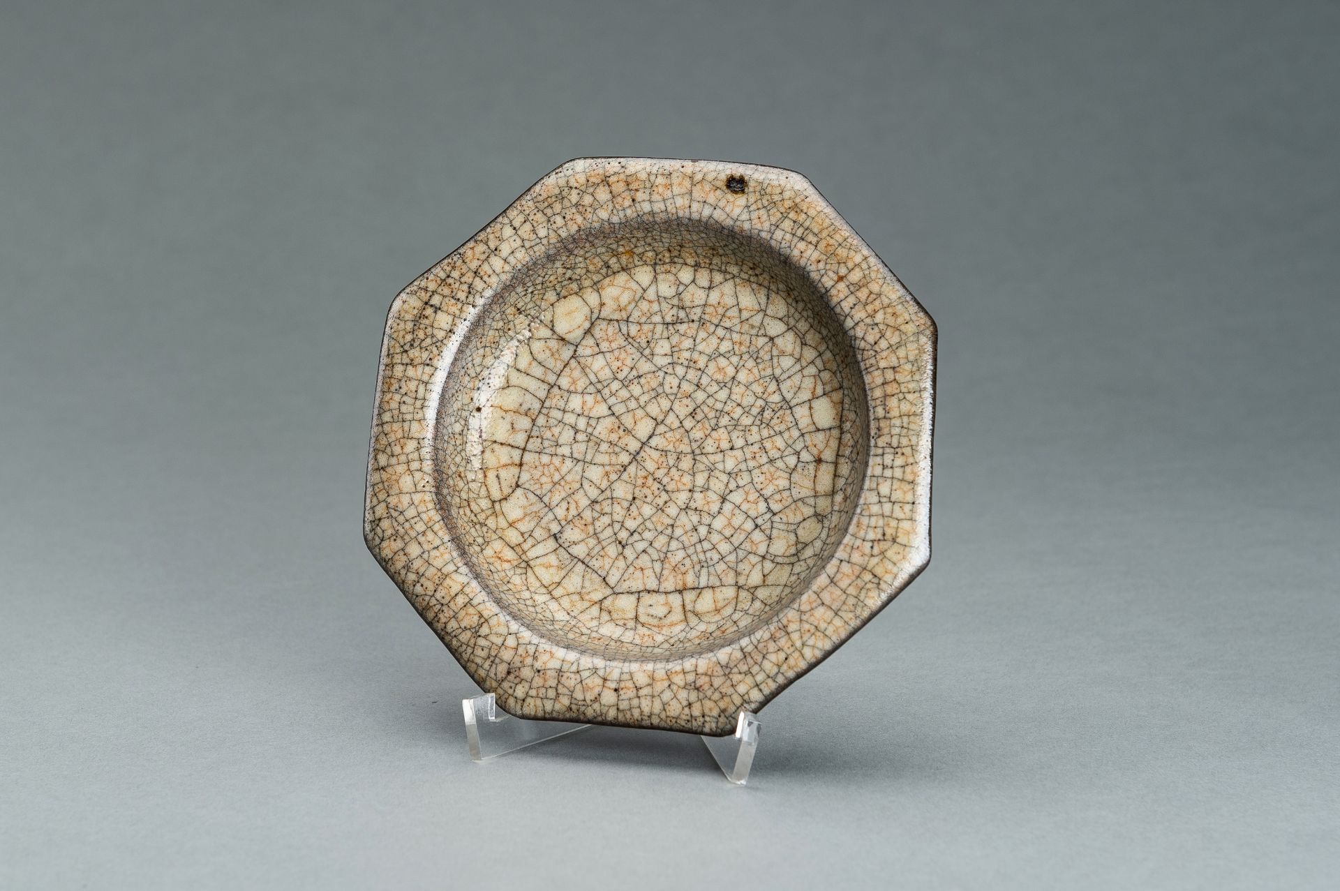 AN OCTAGONAL GE-STYLE GLAZED PORCELAIN DISH, QING DYNASTY - Image 7 of 10