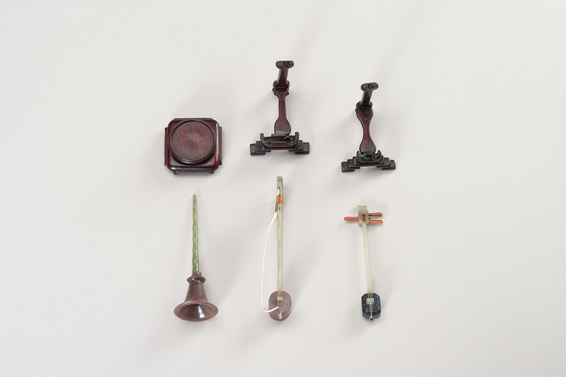 A GROUP OF EIGHT HARDSTONE MINIATURE MODELS OF MUSICAL INSTRUMENTS - Image 9 of 20