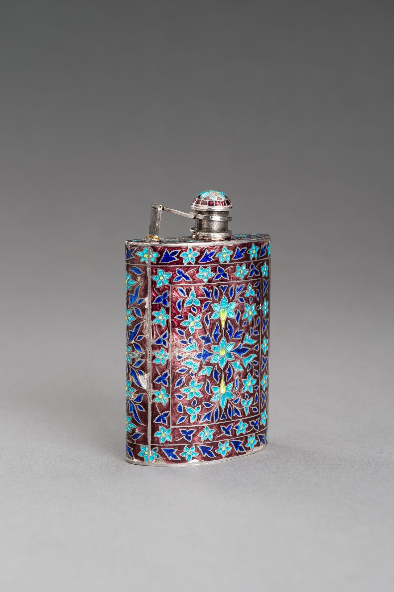 A MUGHAL STYLE ENAMELED SILVER HIP FLASK - Bild 2 aus 13