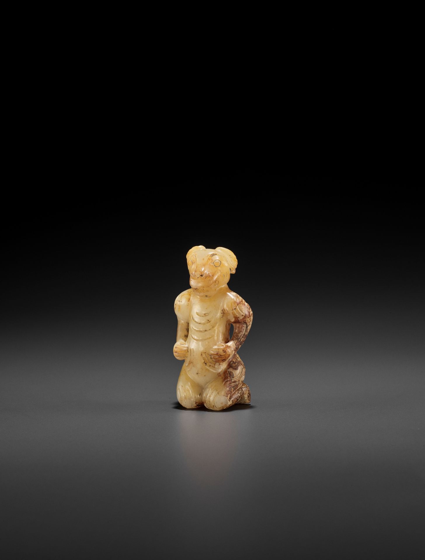 A YELLOW AND RUSSET JADE FIGURE WITH A RAM'S HEAD - Bild 3 aus 12