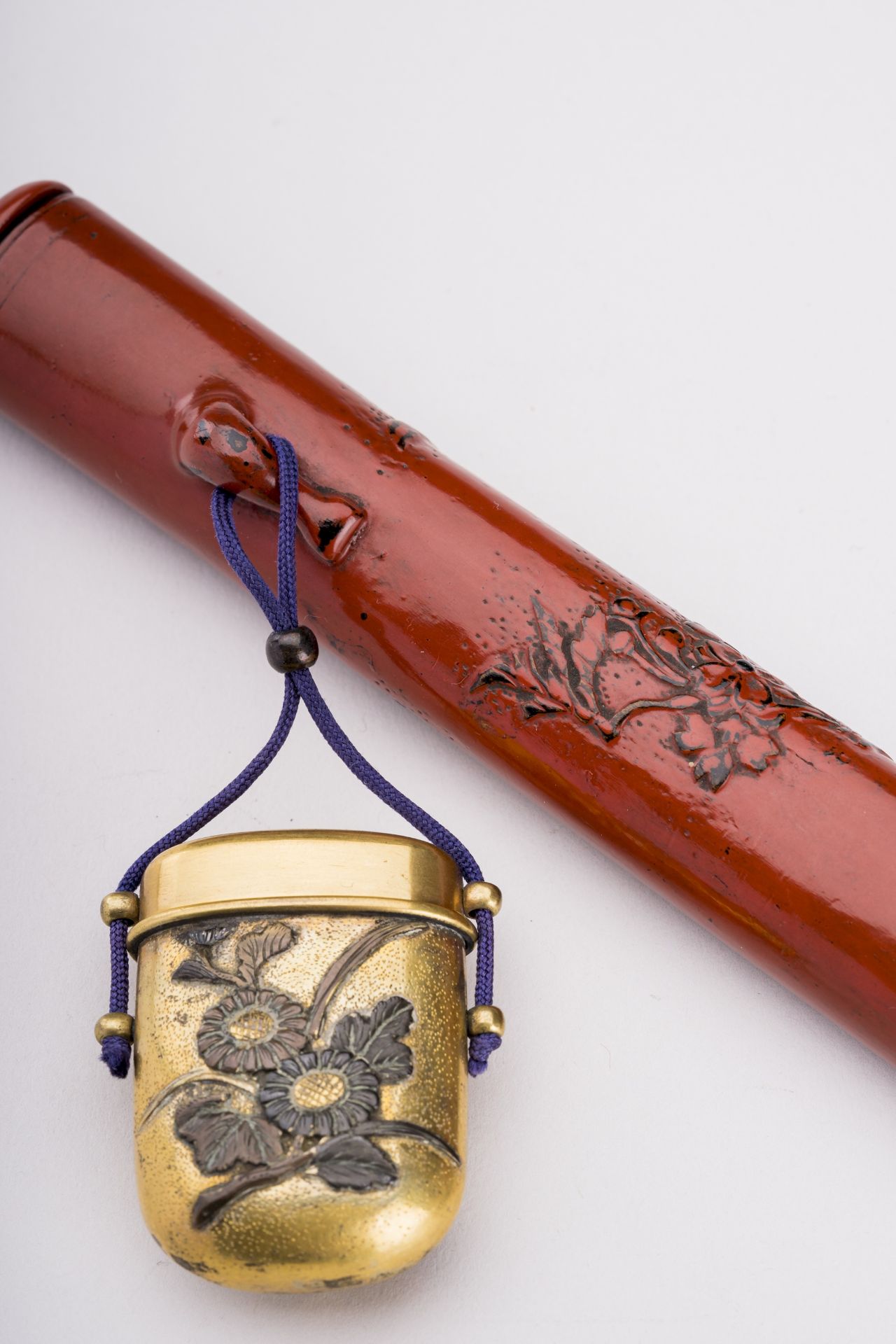 A CINNABAR LACQUERED WOOD AND BRASS YATATE, MEIJI - Bild 6 aus 8