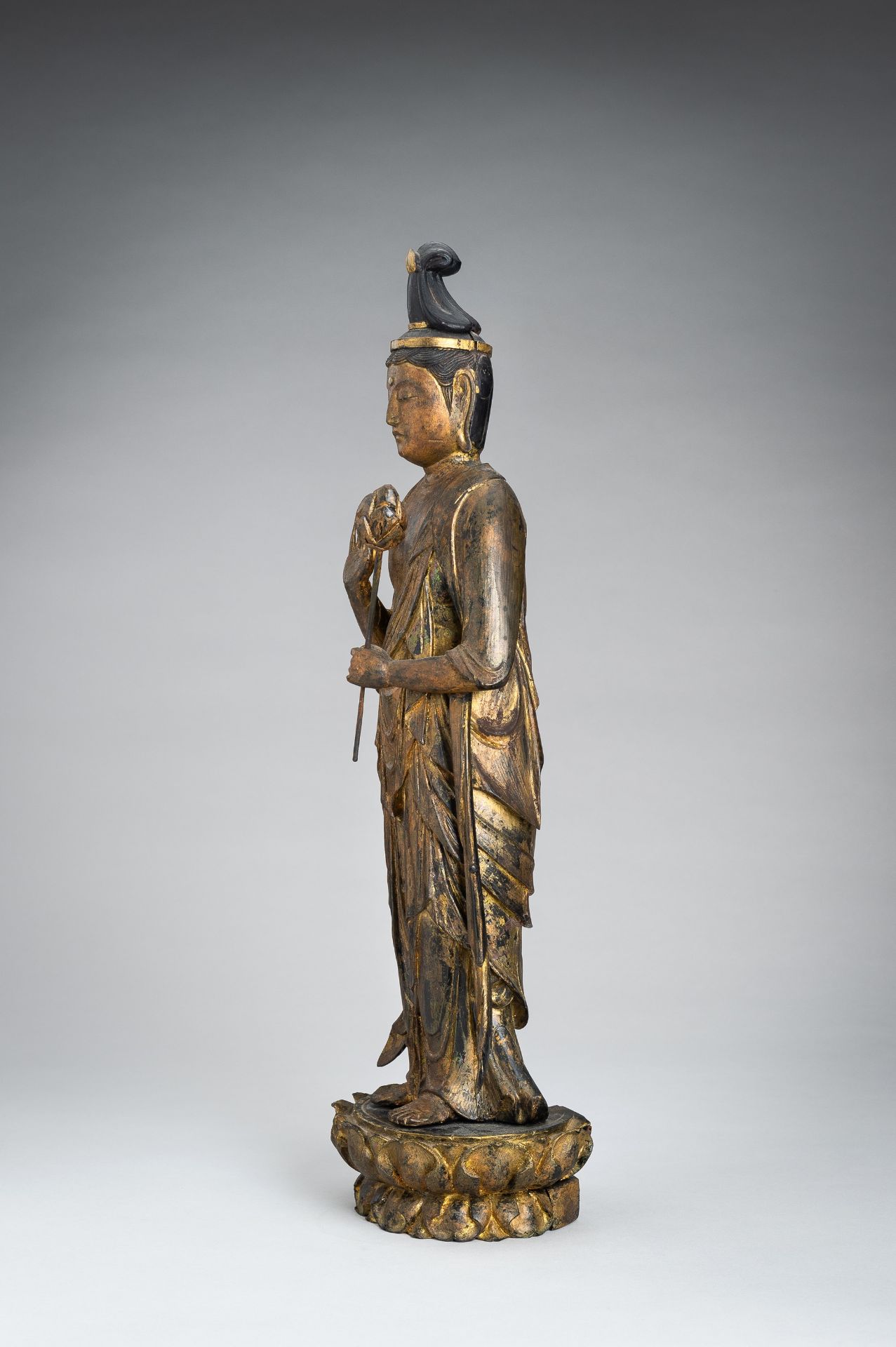 A GILT LACQUERED WOOD FIGURE OF SEISHI BOSATSU, EDO - Bild 5 aus 14