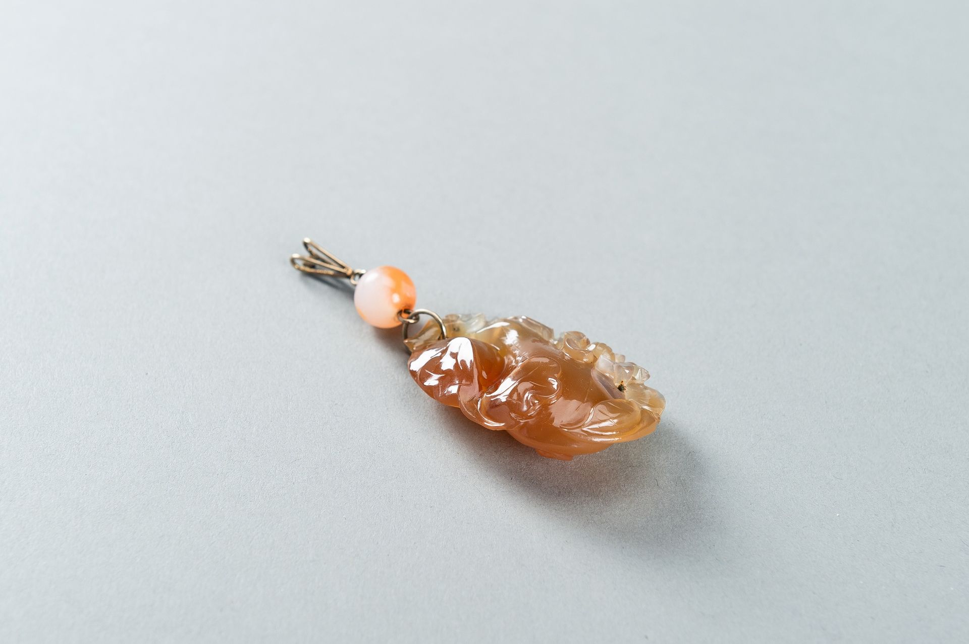 AN AGATE `GROURD AND FLOWERS` PENDANT, 1920s - Image 10 of 10