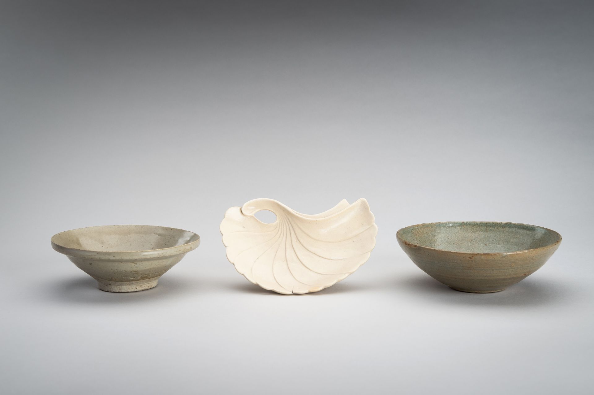 A GROUP OF THREE GLAZED CERAMIC ITEMS - Image 12 of 16