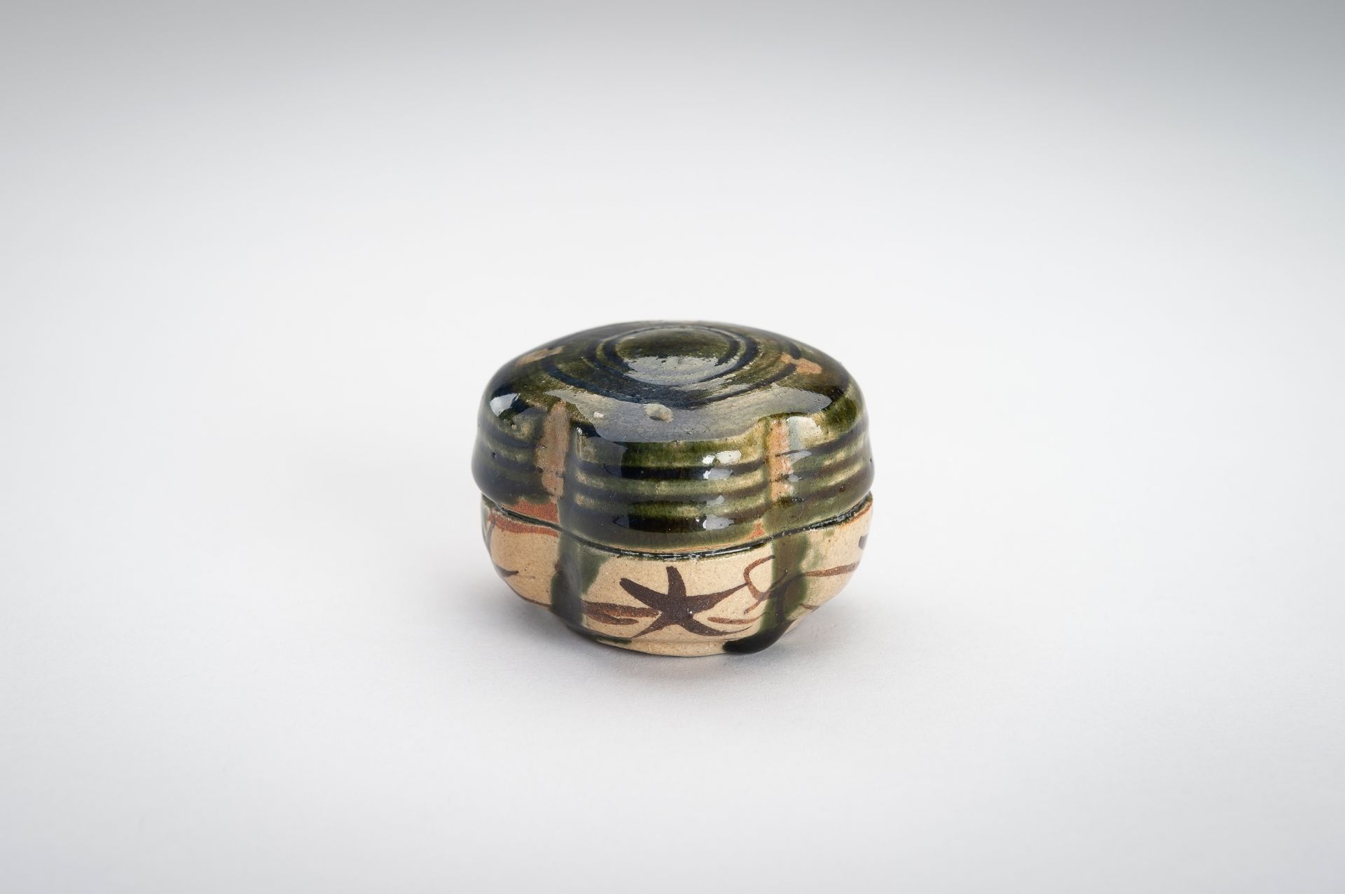 A GROUP OF FOUR SMALL GLAZED CERAMIC ITEMS - Image 7 of 16