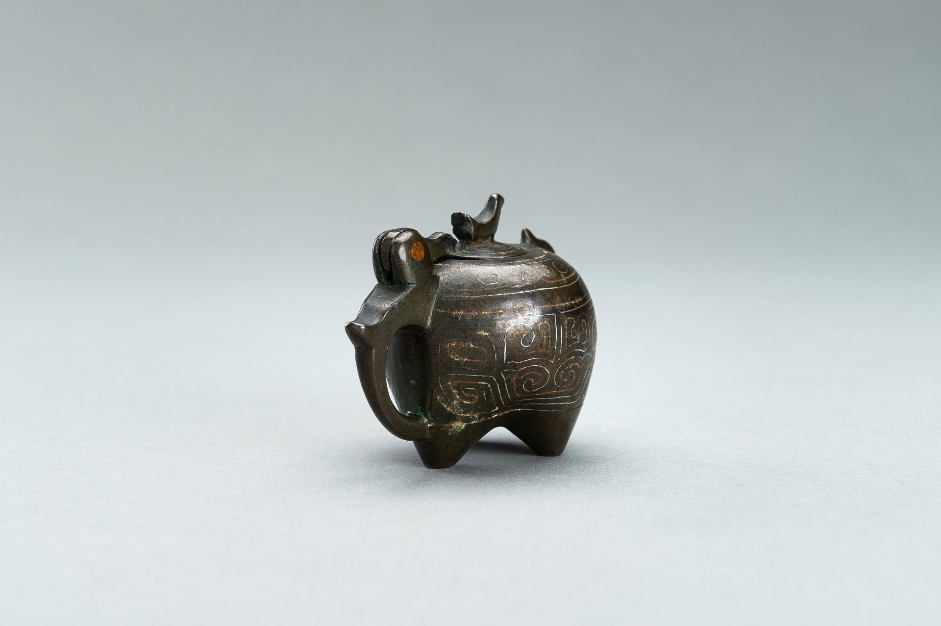 A SMALL COPPER AND SILVER INLAID BRONZE POURING TRIPOD VESSEL IN THE FORM OF AN ANIMAL, 17TH CENTURY - Image 3 of 11
