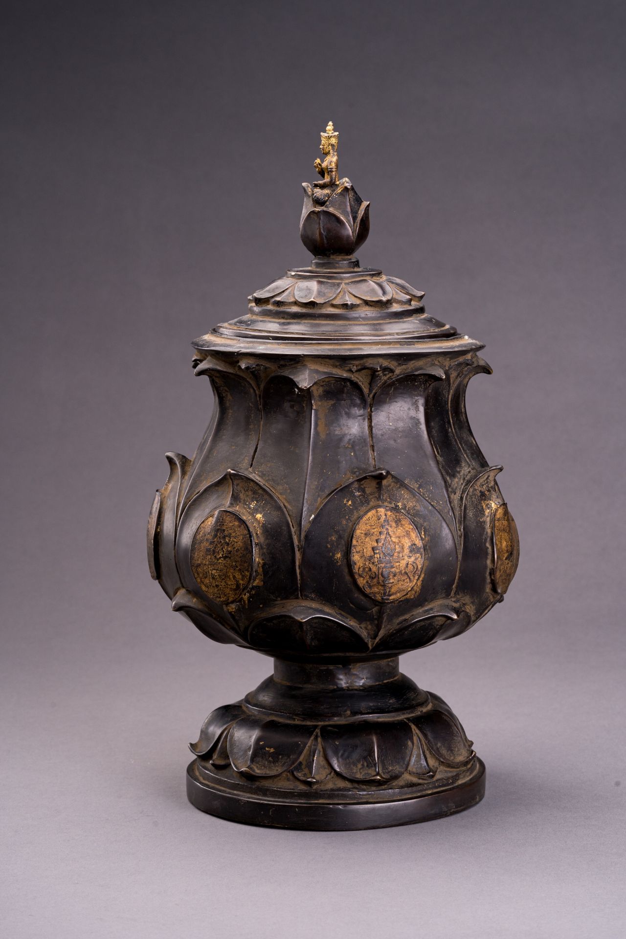 A PARCEL-GILT BRONZE 'LOTUS' VESSEL, RATTANAKOSIN - Image 2 of 10