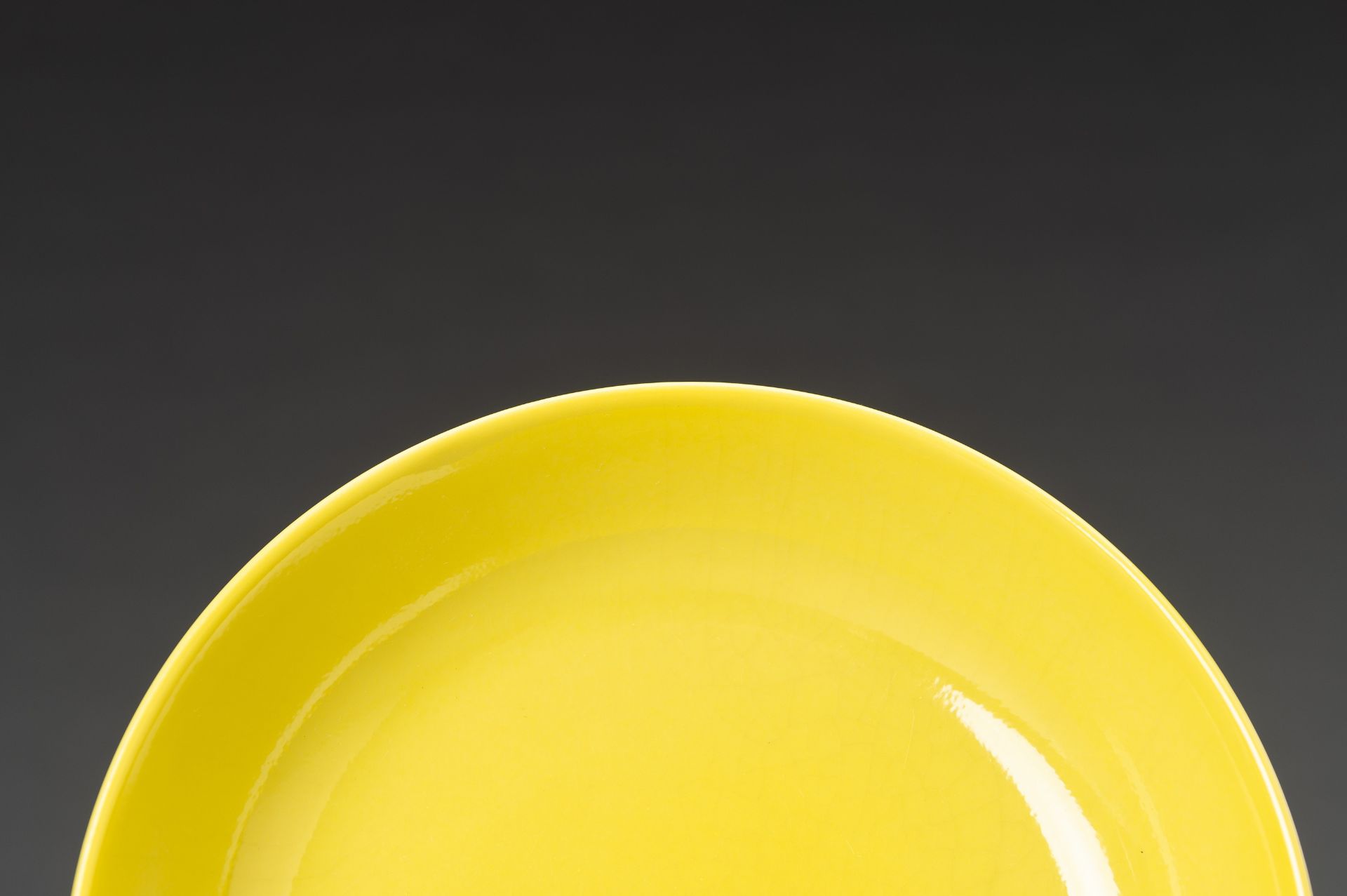 AN YELLOW GLAZED PORCELAIN BOWL - Bild 3 aus 10