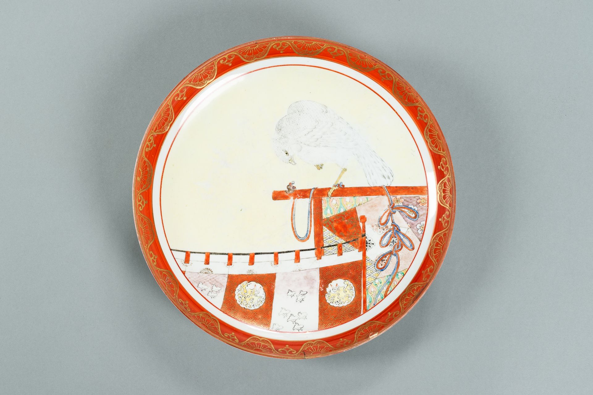 A LOT WITH A LARGE IMARI AND A KUTANI PORCELAIN DISH, MEIJI - Bild 10 aus 16