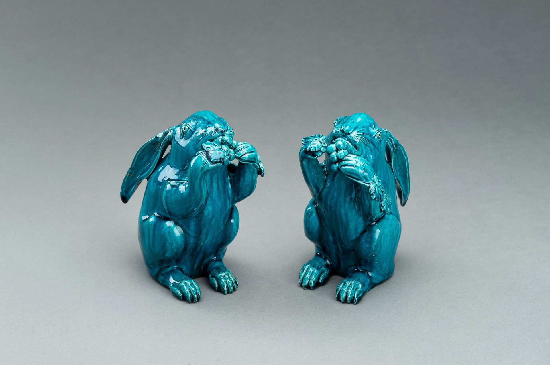 A PAIR OF TURQUOISE GLAZED CERAMIC FIGURES OF RABBITS EATING BERRIES - Image 7 of 10