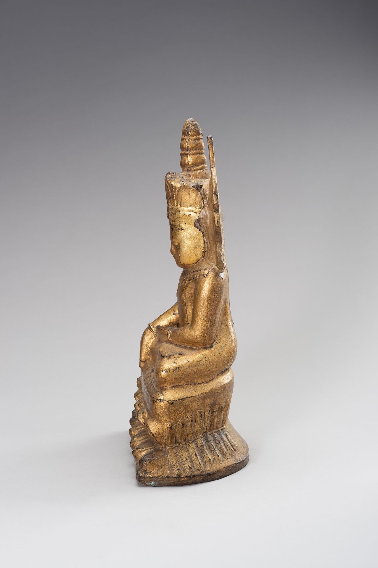 A GOLD LACQUERED WOOD FIGURE OF BUDDHA - Bild 5 aus 11