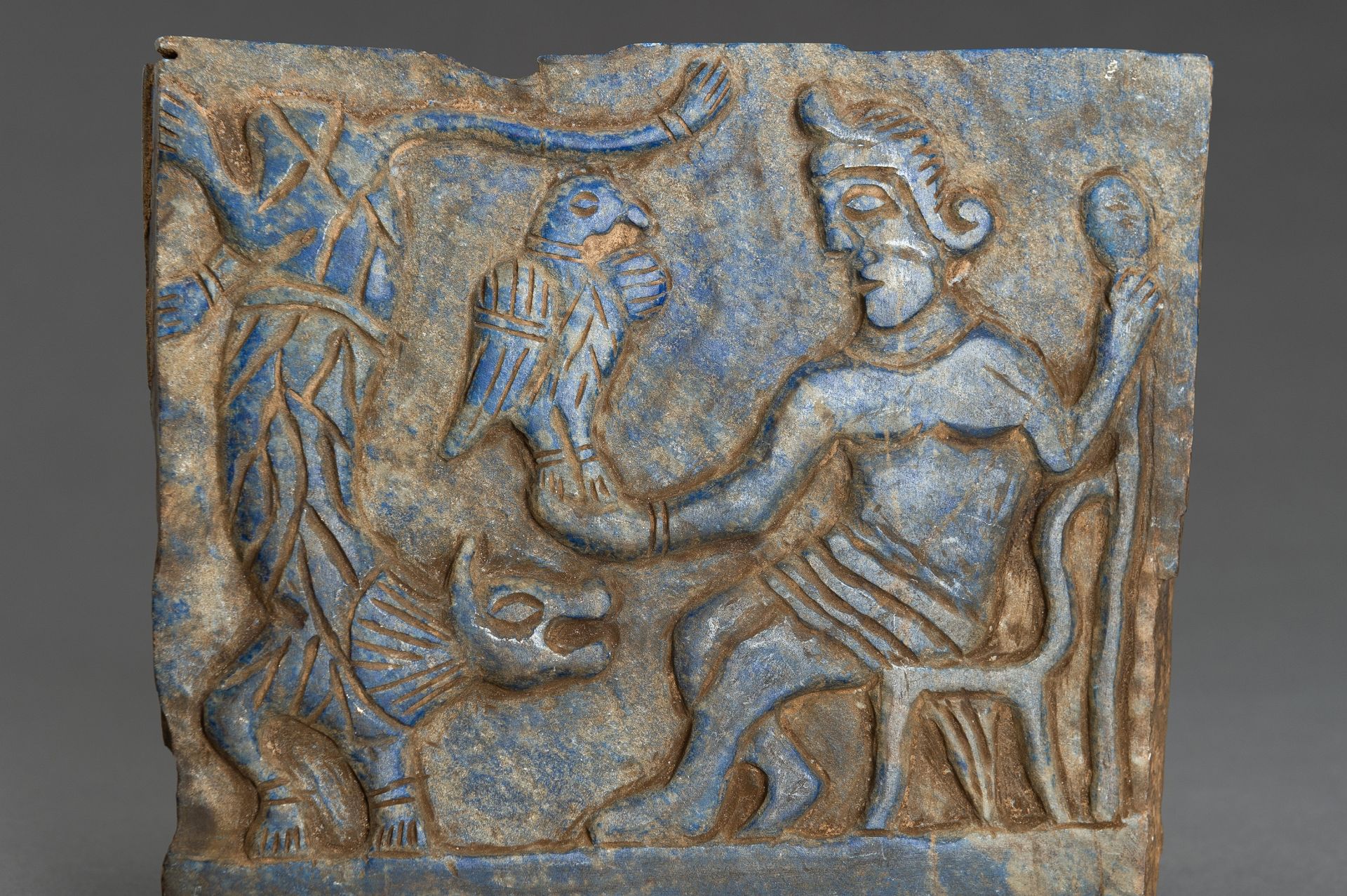 A LAPIS LAZULI FRIEZE OF A DIGNITARY WITH TIGER - Bild 2 aus 9