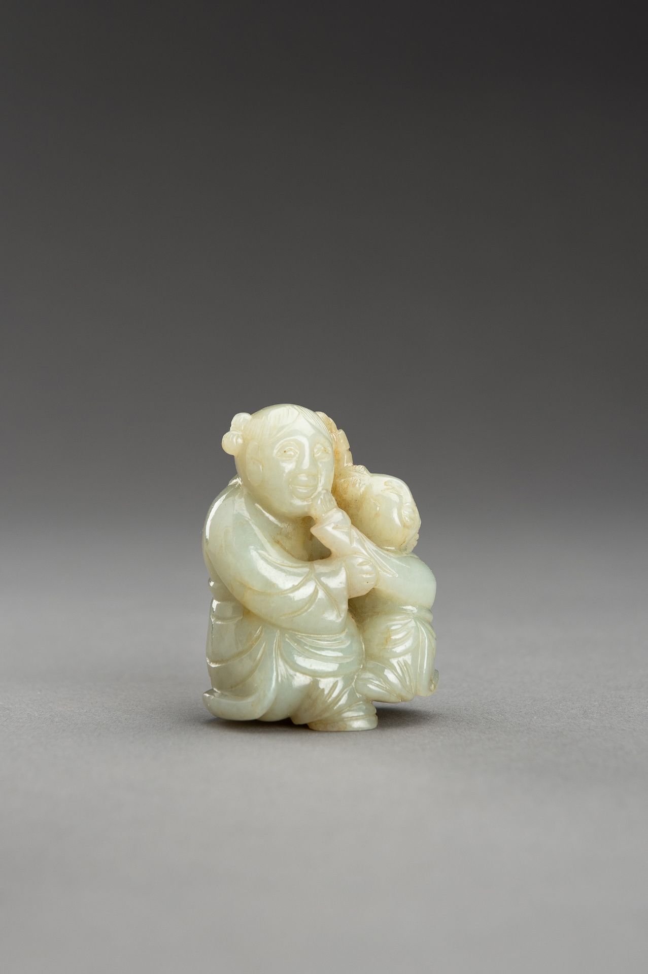 A PALE CELADON JADE PENDANT OF TWO CHILDREN - Image 4 of 10
