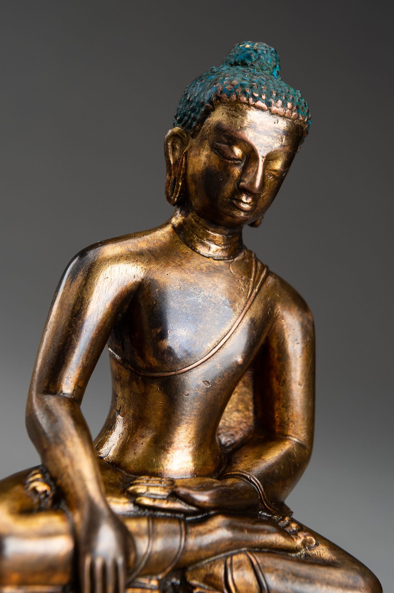 A NEPALI COPPER-BRONZE FIGURE OF BUDDHA - Bild 2 aus 9