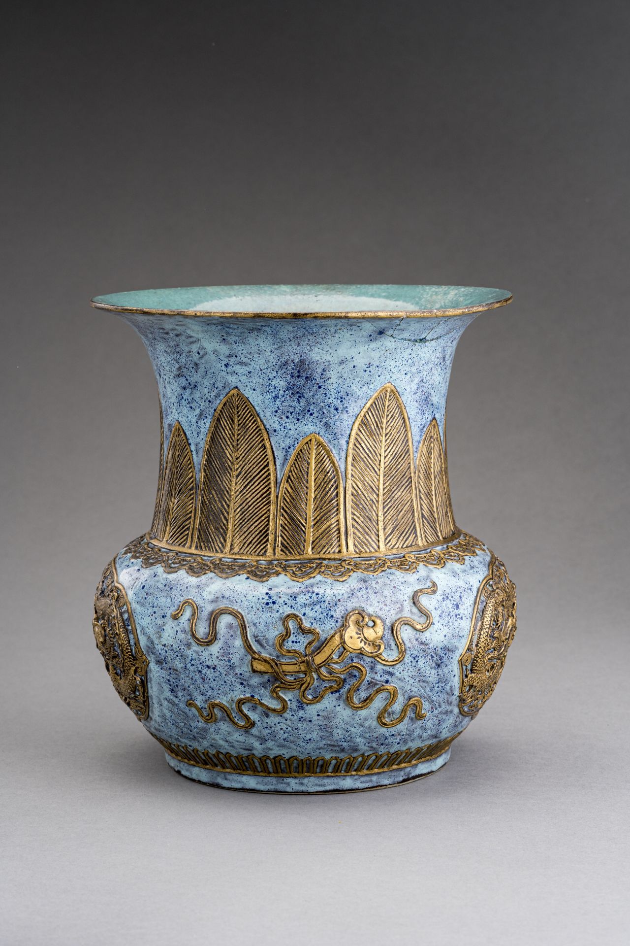 AN ARCHAISTIC PORCELAIN ZHADOU VASE, c. 1920s - Bild 2 aus 7