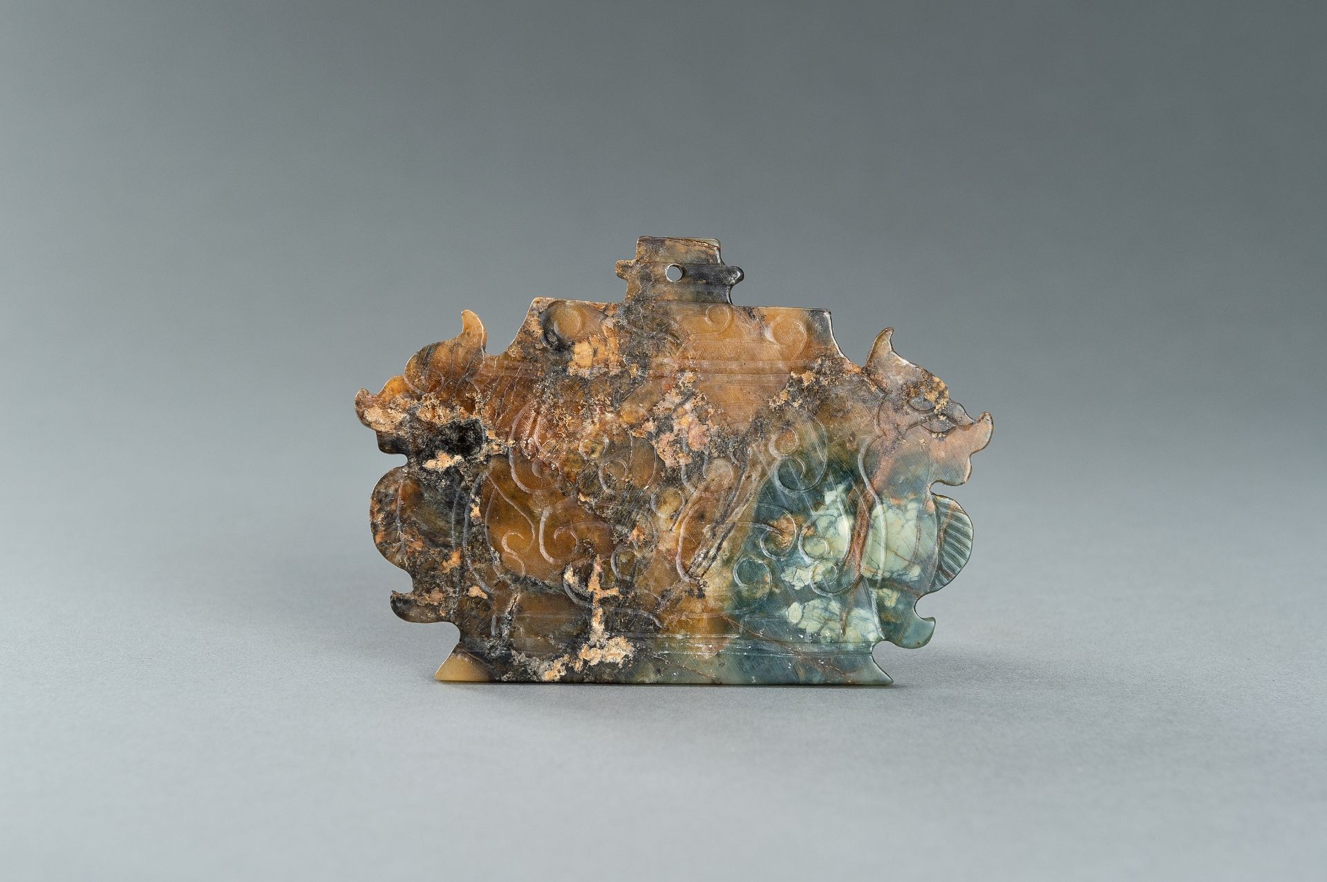 AN ARCHAISTIC JADE PLAQUE WITH CHILONG - Image 2 of 8