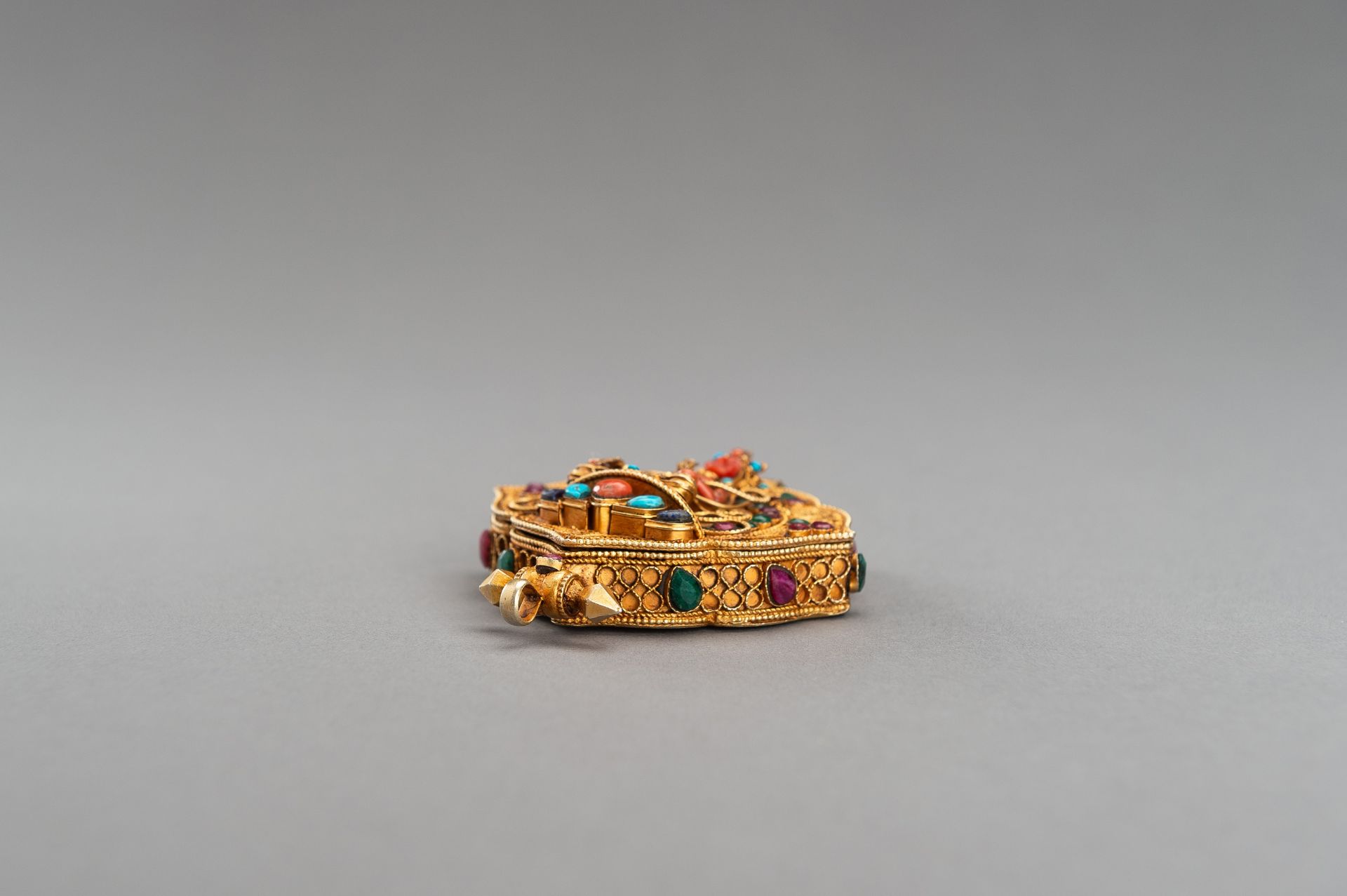 AN INLAID AND GILT AMULET-CONTAINER GAU WITH VAJRASATTVA - Image 6 of 17