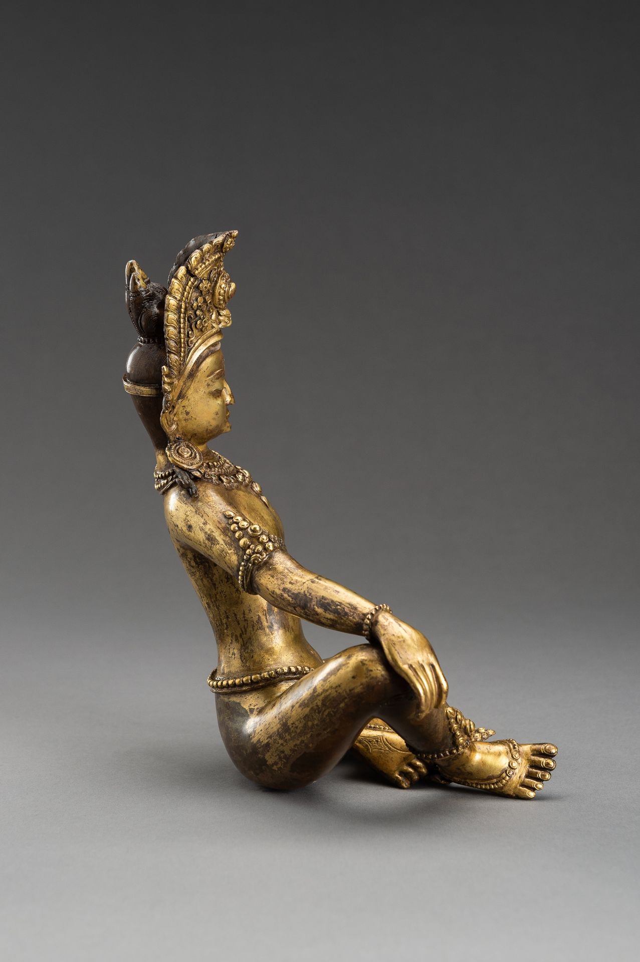 A GILT NEPALI BRONZE FIGURE OF INDRA, 1900s - Image 6 of 10