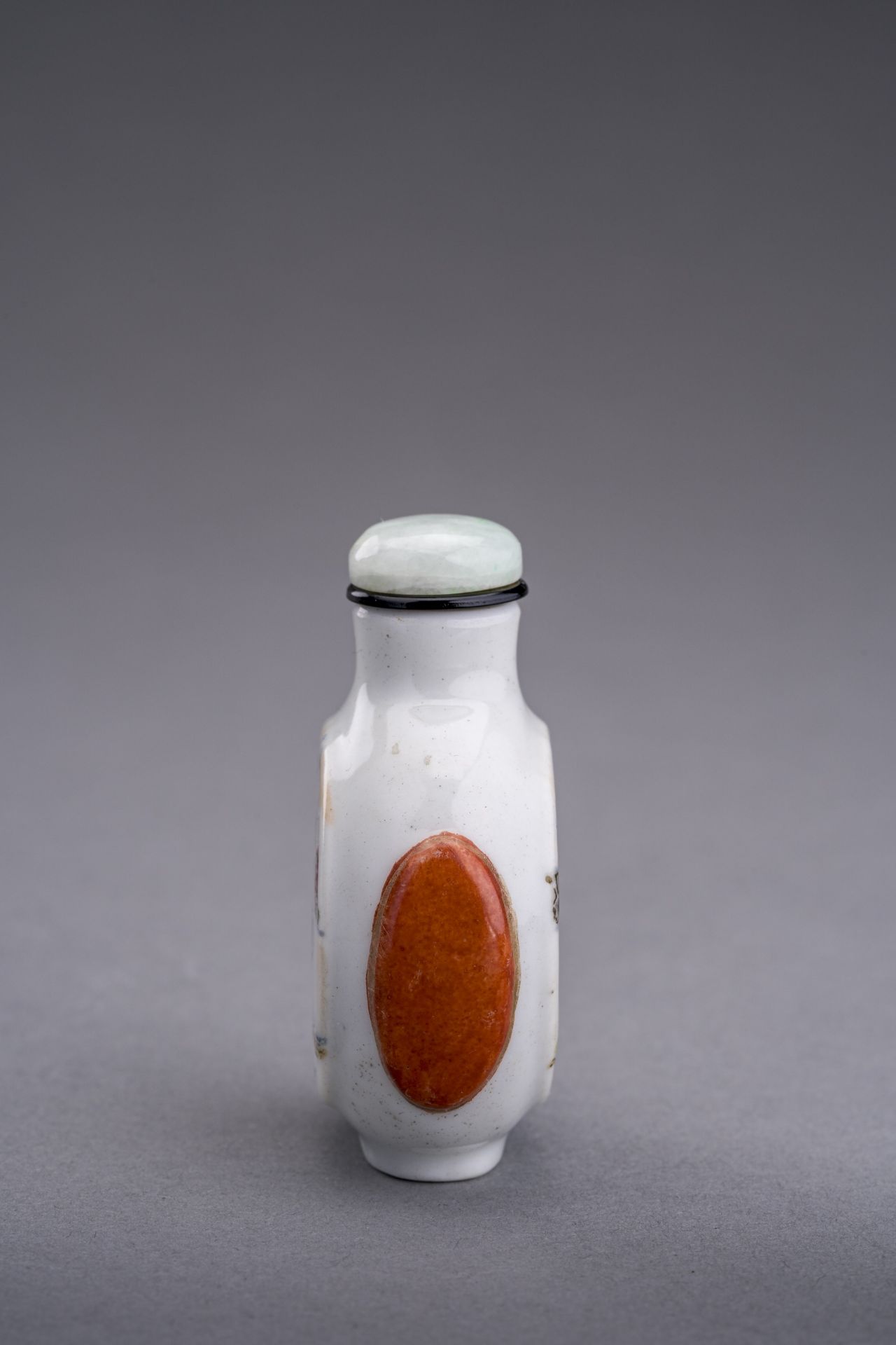 AN ENAMELLED PORCELAIN 'JOURNEY TO THE WEST' SNUFF BOTTLE, QING DYNASTY - Bild 2 aus 7