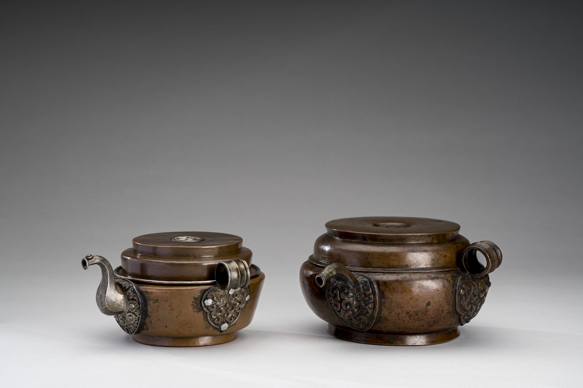 TWO RITUAL TIBETAN COPPER WATERPOTS, 19th CENTURY - Bild 2 aus 10