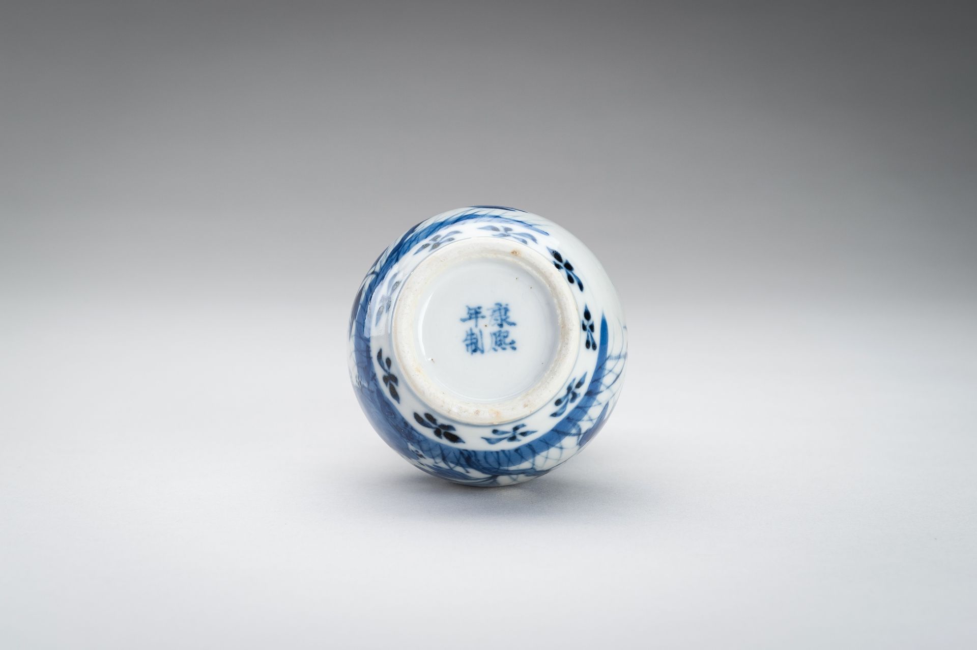 A BLUE AND WHITE DOUBLE GOURD PORCELAIN VASE, 1900s - Image 9 of 11