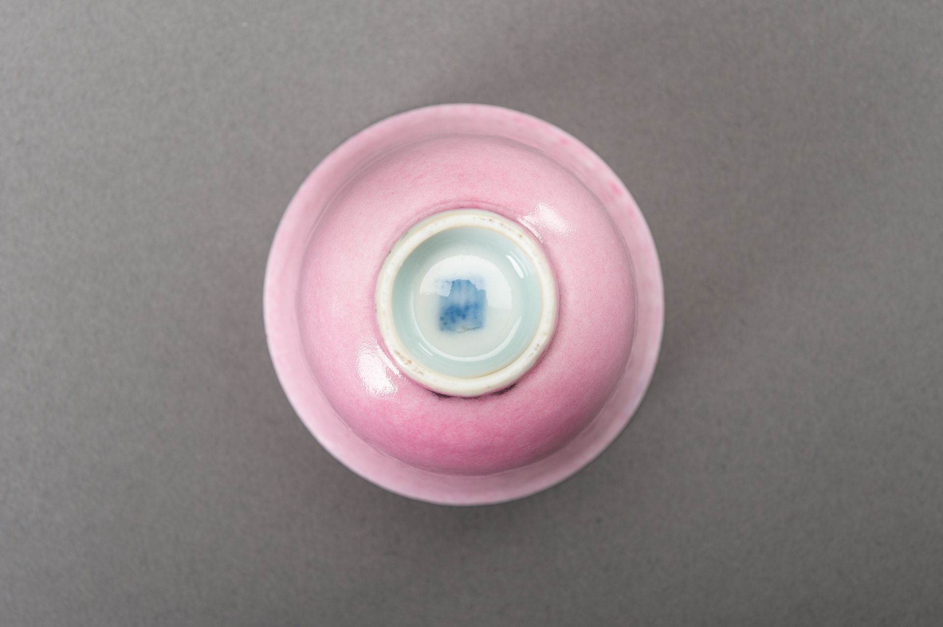 A KANGXI STYLE PINK GLAZED PORCELAIN CUP, 1900s - Bild 9 aus 11