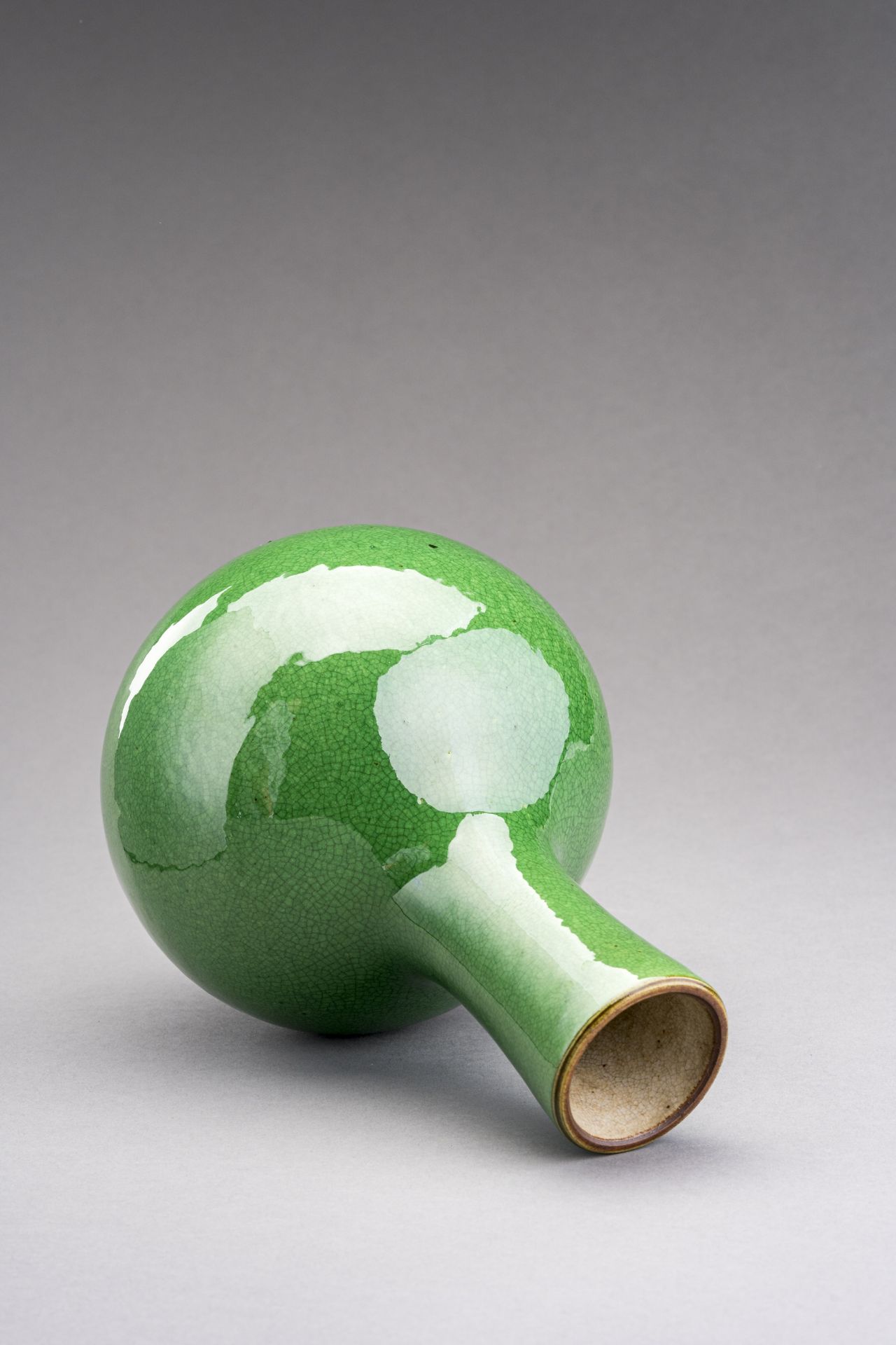 AN APPLE GREEN CRACKLE-GLAZED BOTTLE VASE, TIANQIUPING, QING DYNASTY - Bild 5 aus 6