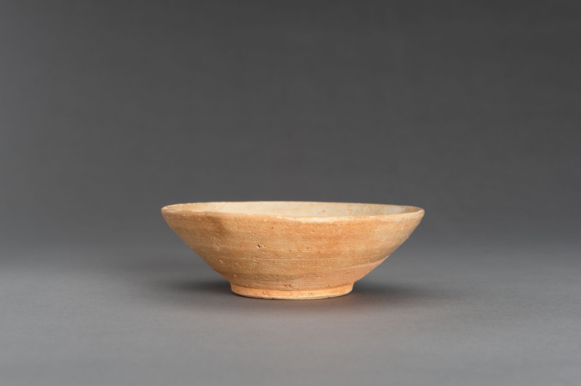 A FINE SONG STYLE QINGBAI GLAZED CERAMIC BOWL - Image 3 of 13
