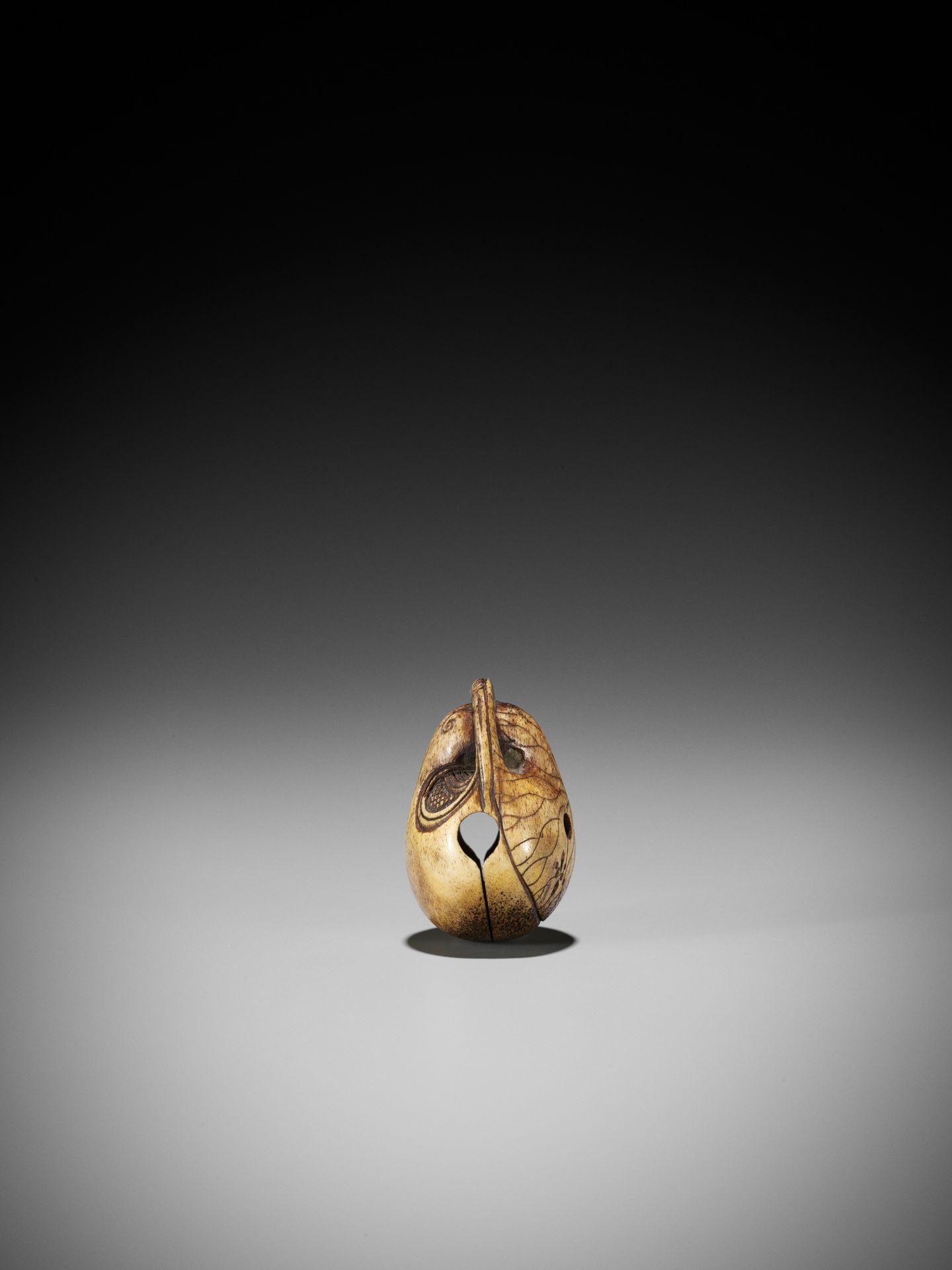 A RARE STAG ANTLER NETSUKE OF A DRAGON AND LOTUS MOKUGYO - Image 5 of 7