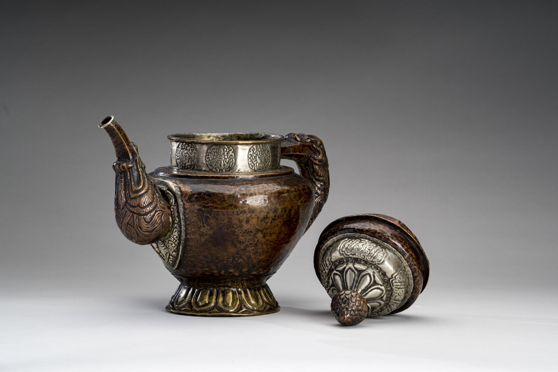 A TIBETAN COPPER EWER, 19th CENTURY - Bild 3 aus 9