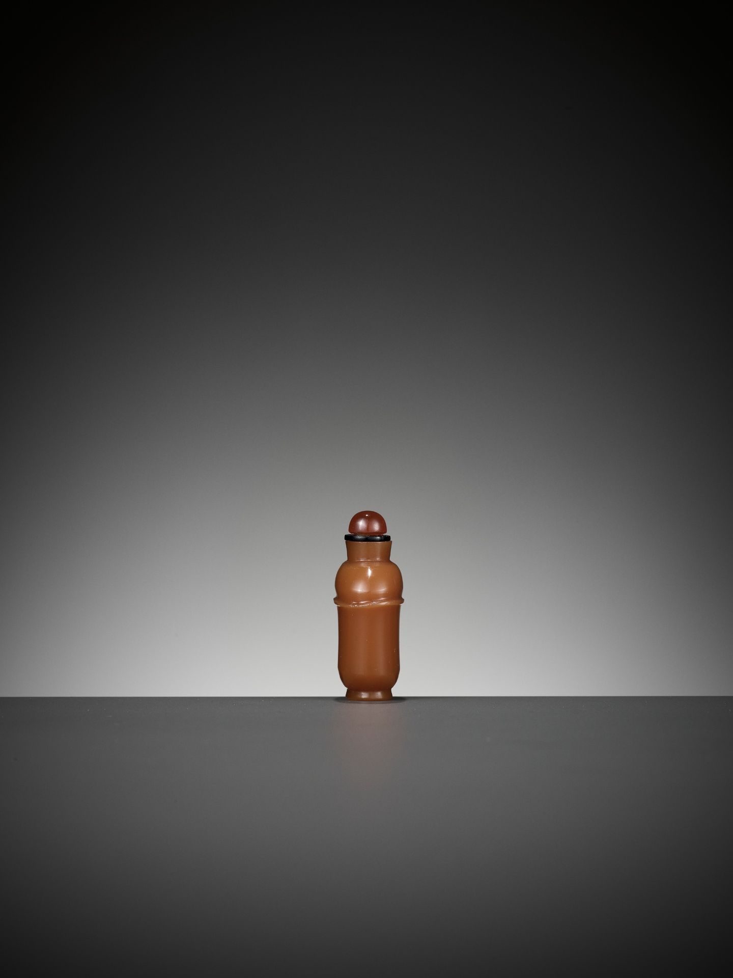 A CARAMEL GLASS MINIATURE SNUFF BOTTLE, 1760-1860 - Image 5 of 7