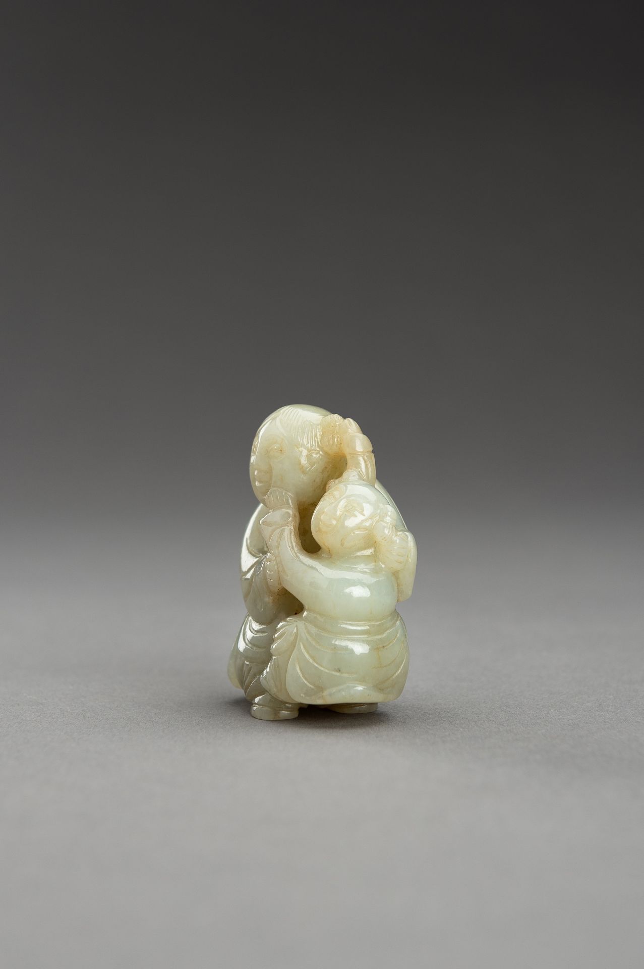 A PALE CELADON JADE PENDANT OF TWO CHILDREN - Image 7 of 10