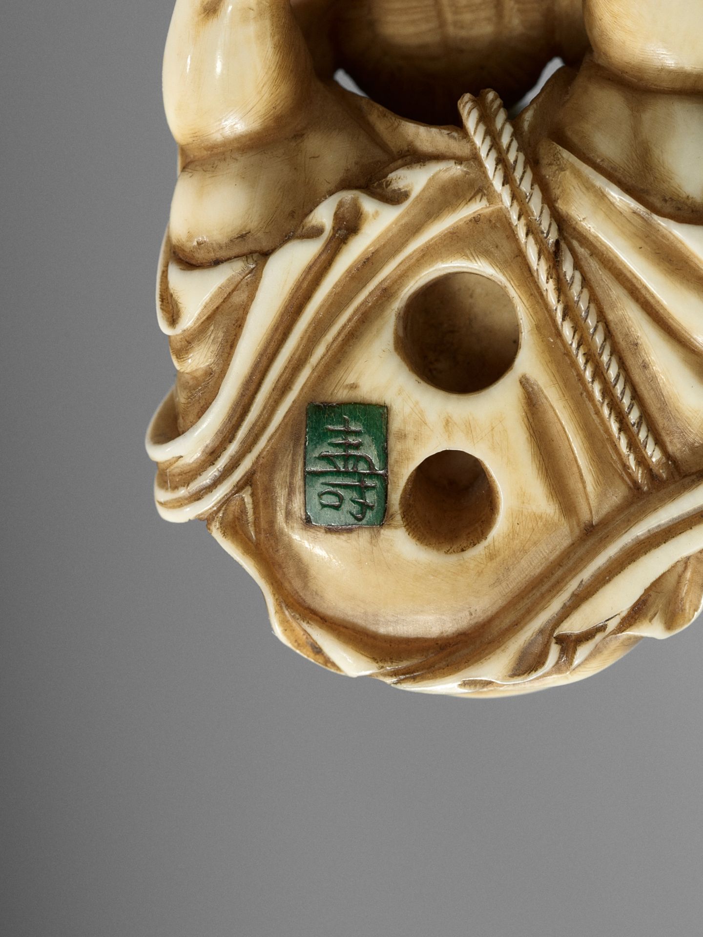 A FINE IVORY NETSUKE OF NIO WEAVING A SANDAL - Image 11 of 12