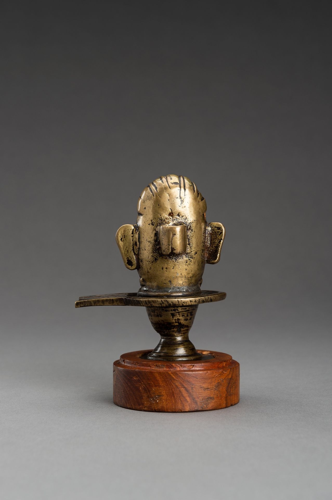 A BRONZE HEAD OF SHIVA LINGAM, 17th CENTURY - Bild 8 aus 9