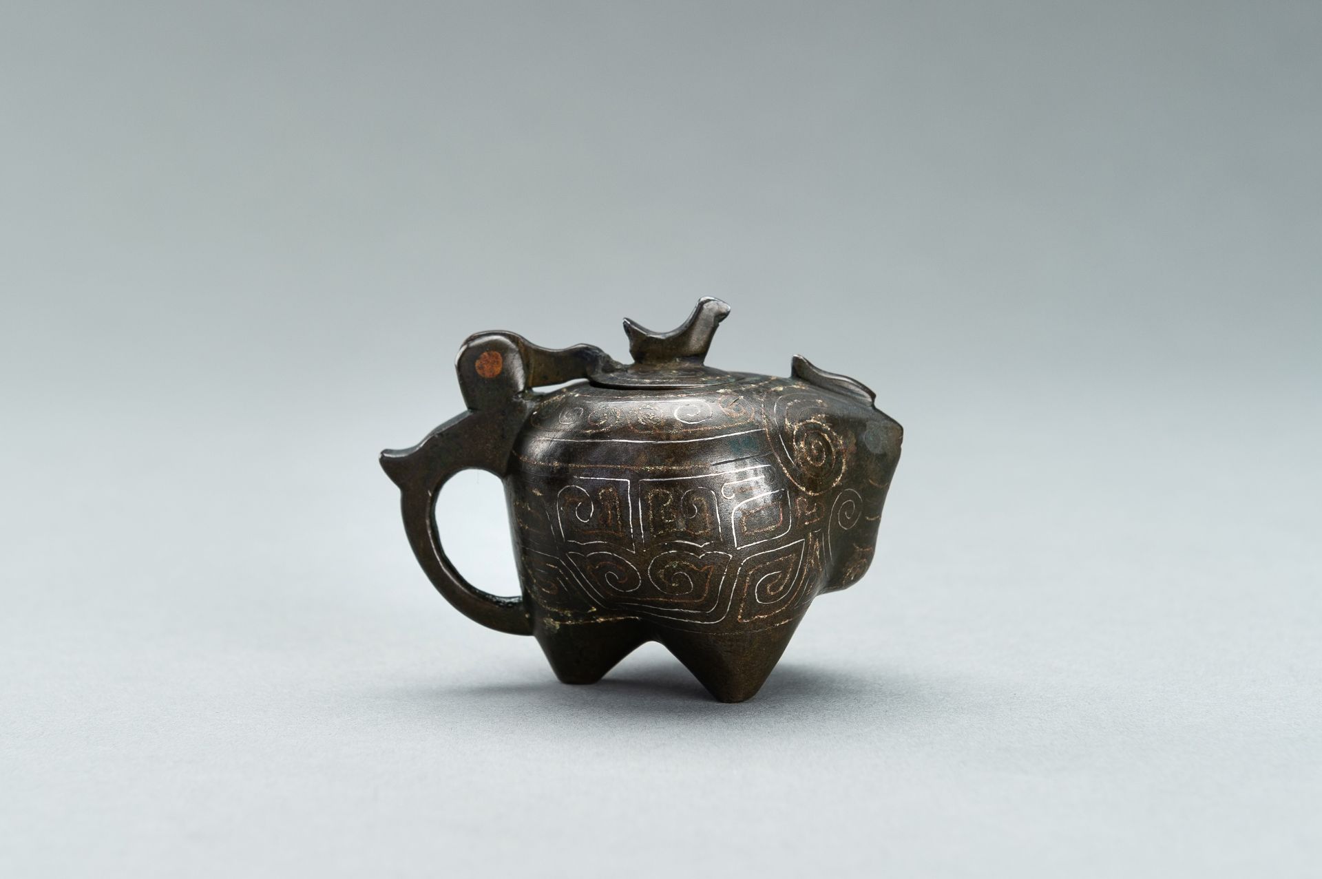 A SMALL COPPER AND SILVER INLAID BRONZE POURING TRIPOD VESSEL IN THE FORM OF AN ANIMAL, 17TH CENTURY - Image 4 of 11