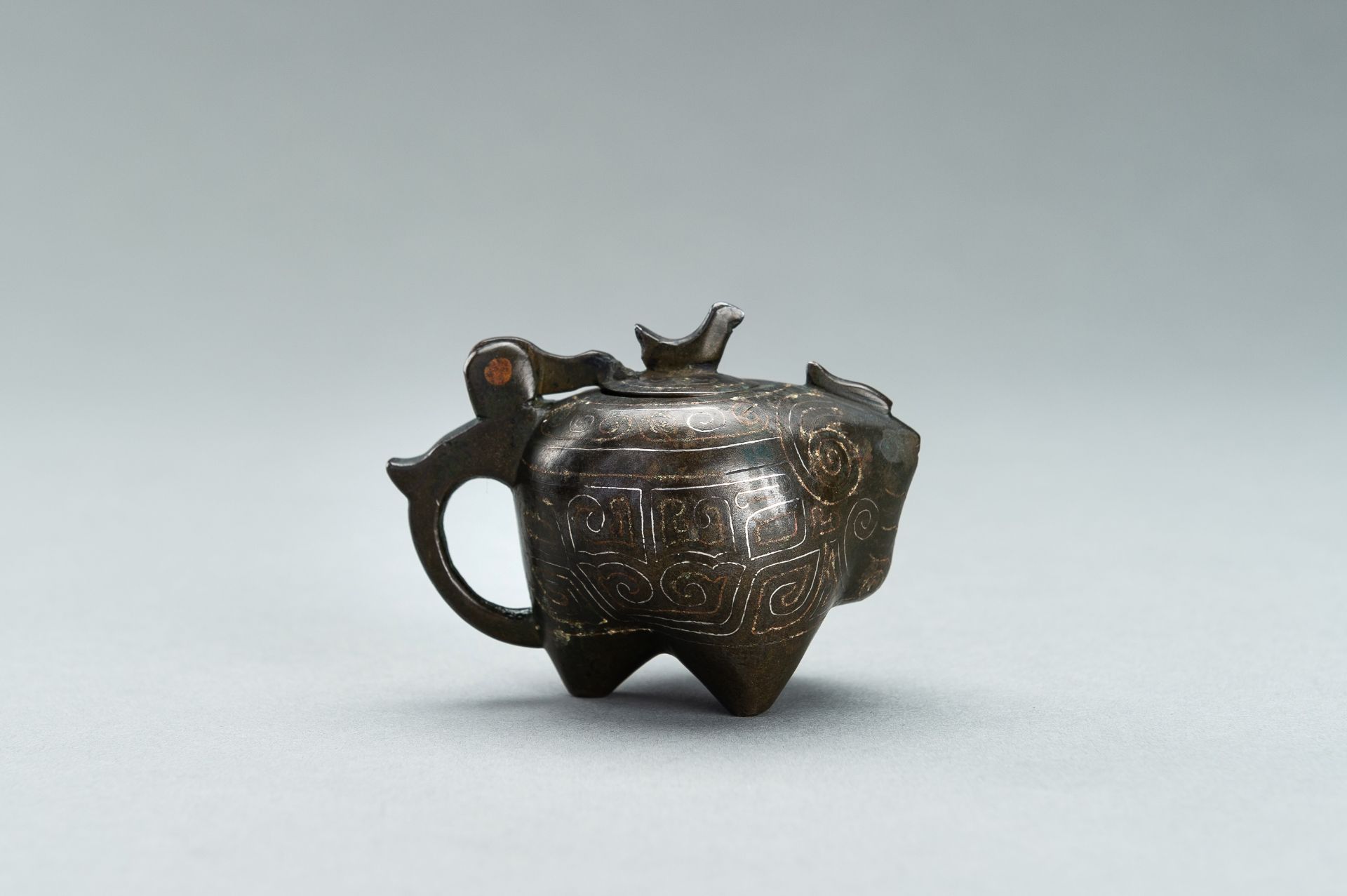 A SMALL COPPER AND SILVER INLAID BRONZE POURING TRIPOD VESSEL IN THE FORM OF AN ANIMAL, 17TH CENTURY - Bild 4 aus 11