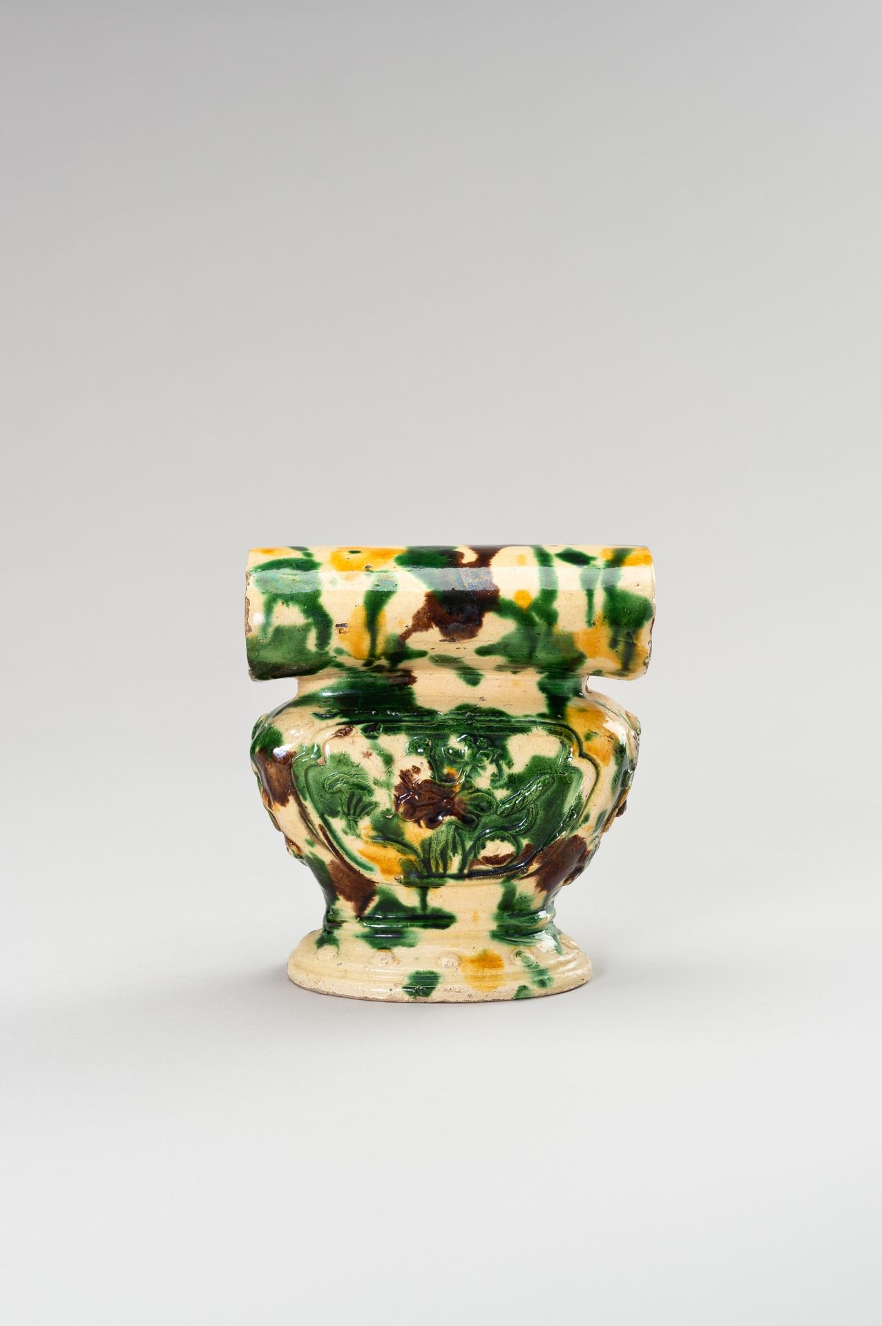 A DECORATIVE SANCAI CERAMIC OBJECT - Image 2 of 10