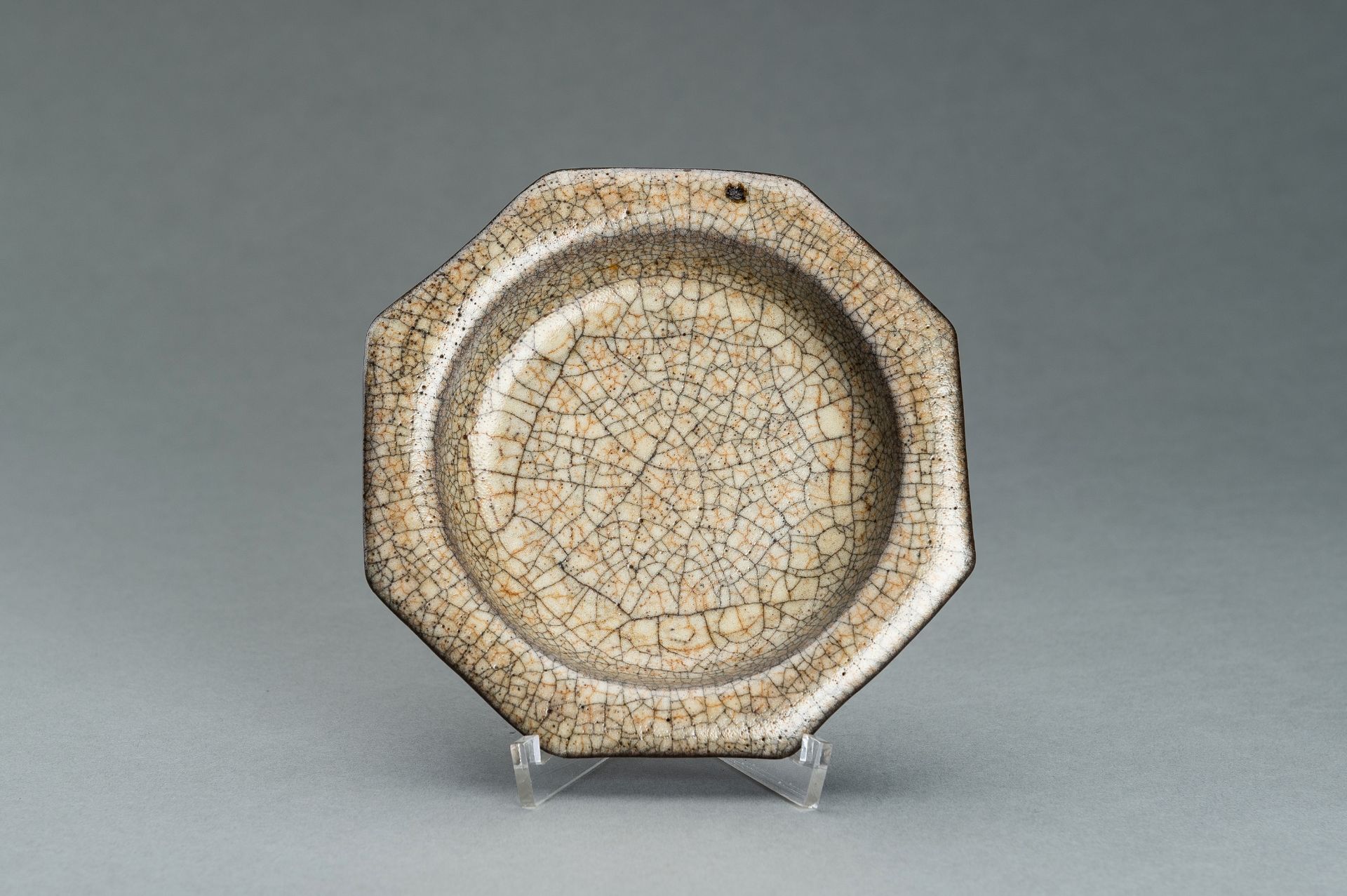 AN OCTAGONAL GE-STYLE GLAZED PORCELAIN DISH, QING DYNASTY