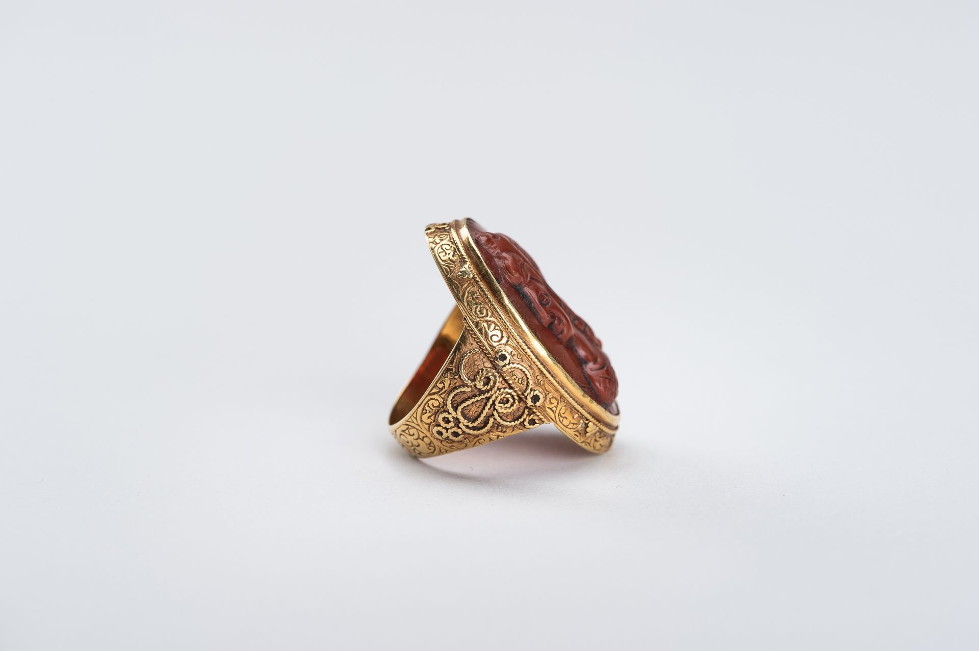 AN INDO-PERSIAN GOLD RING WITH CARNELIAN INTAGLIO - Image 2 of 10