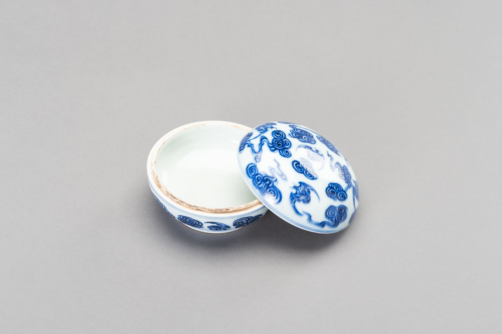 A SMALL BLUE AND WHITE PORCELAIN 'BATS' BOX AND COVER, LATE QING DYNASTY - Image 4 of 13