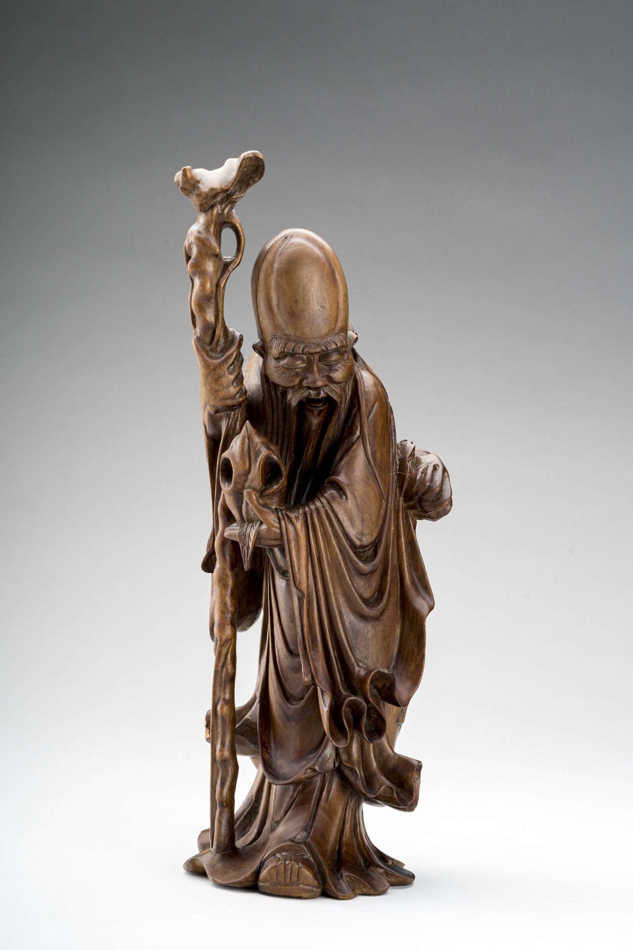 A CARVED WOOD FIGURE OF SHOULAO, c. 1900s - Image 6 of 9