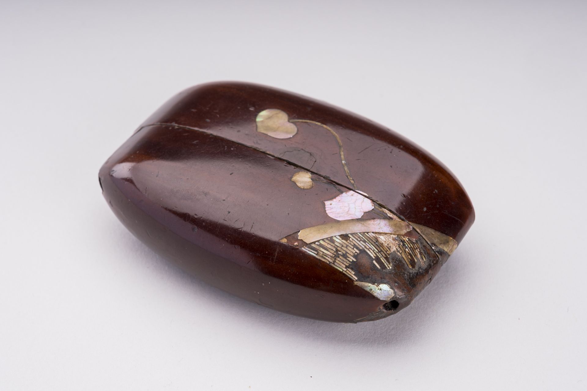 SUICHIKUKEN: A MOTHER-OF-PEARL INLAID RED LACQUER SINGLE CASE INRO, EDO - Image 2 of 9