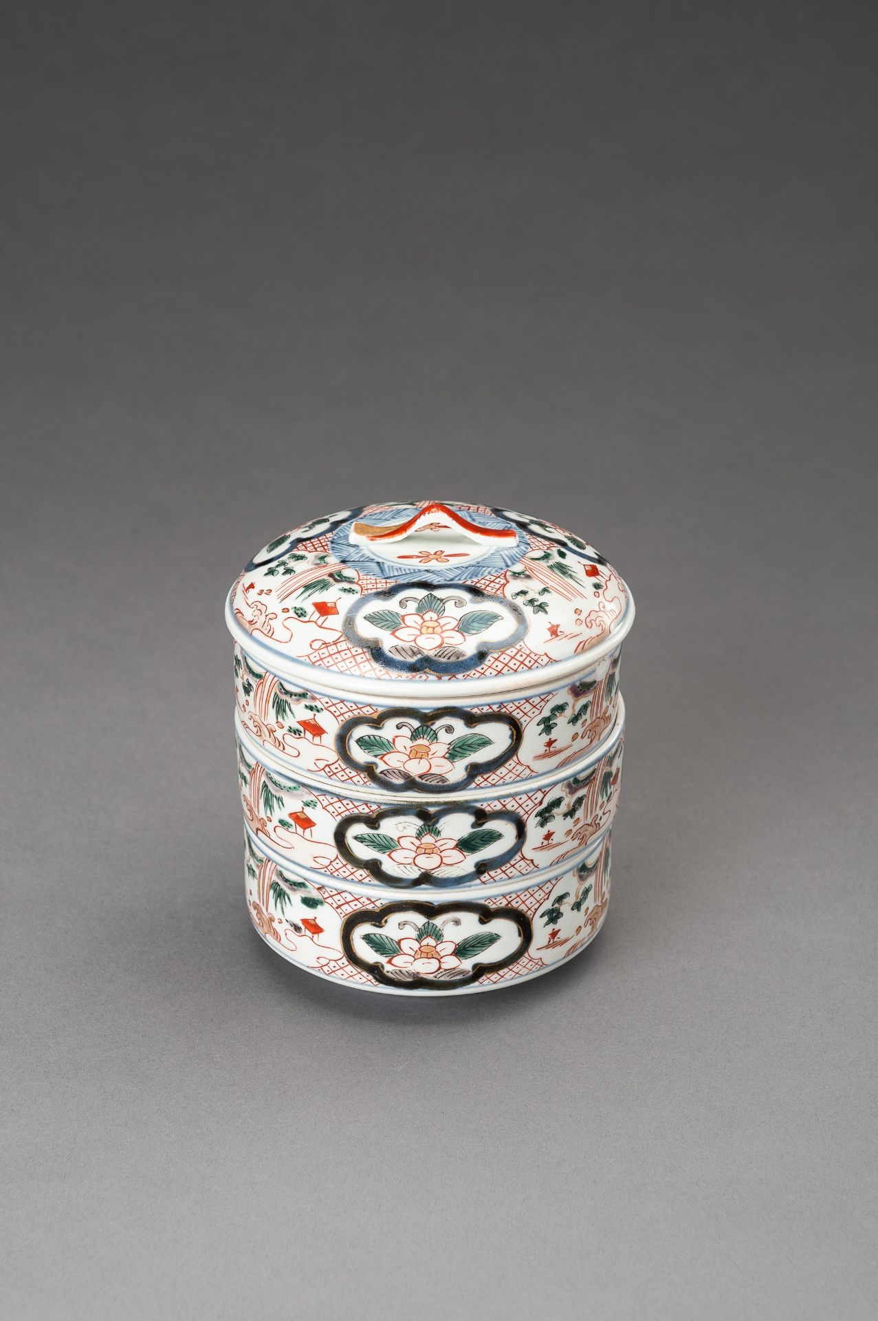 AN IMARI PORCELAIN THREE-CASE BOX WITH COVER, MEIJI - Bild 2 aus 17