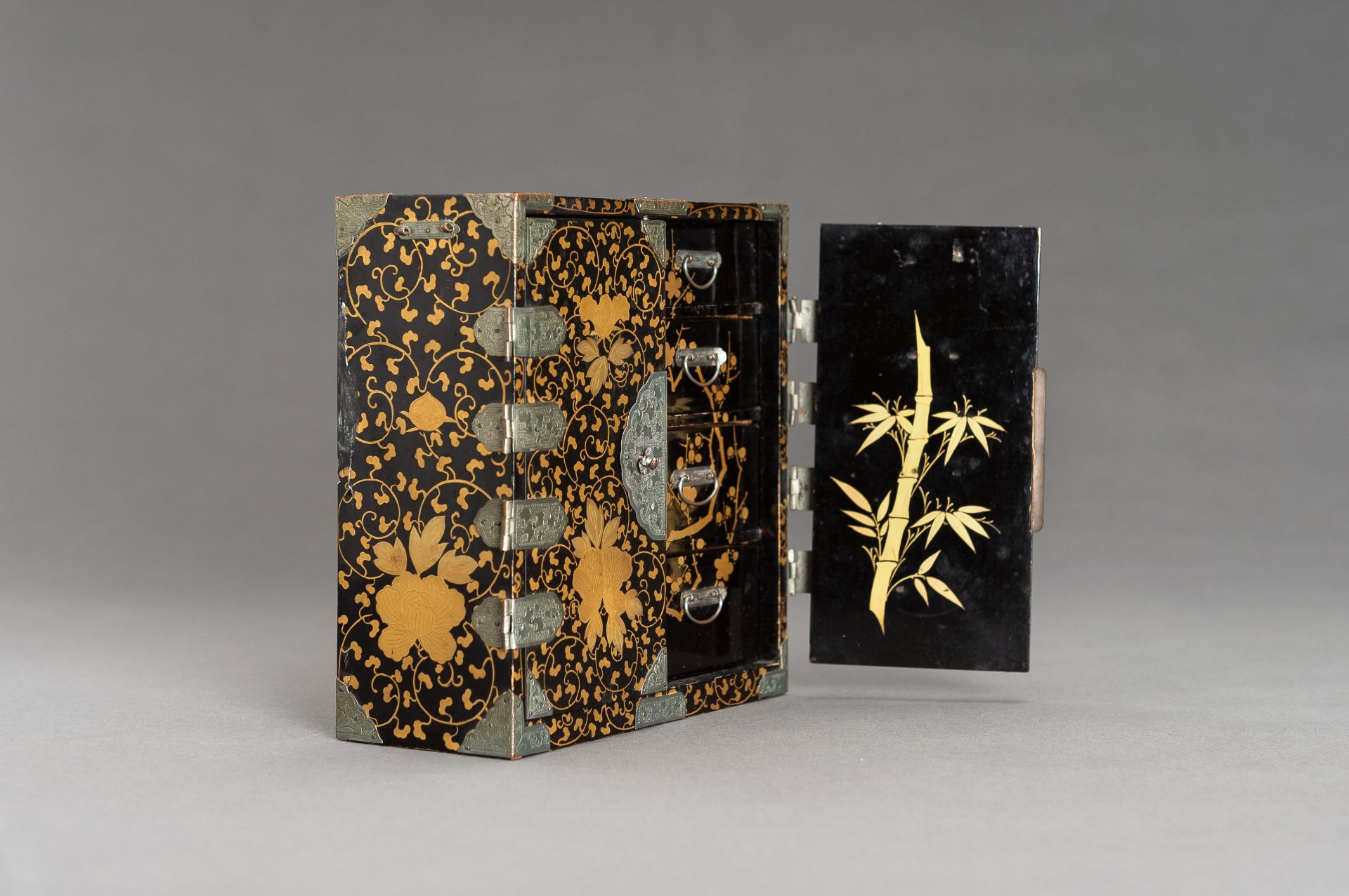 A BLACK AND GOLD LACQUER MINIATURE CABINET - Image 11 of 19