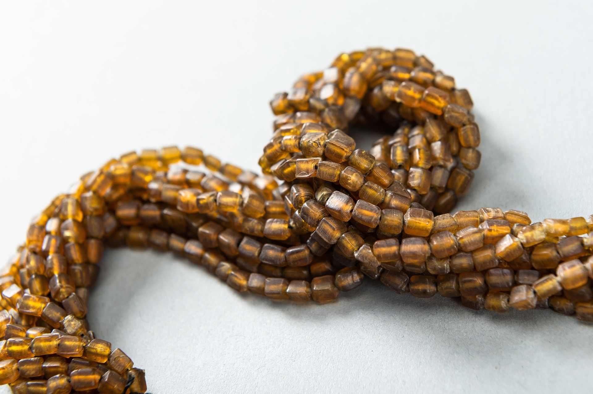 A WESTERN ASIATIC AMBER GLASS NECKLACE - Image 3 of 9
