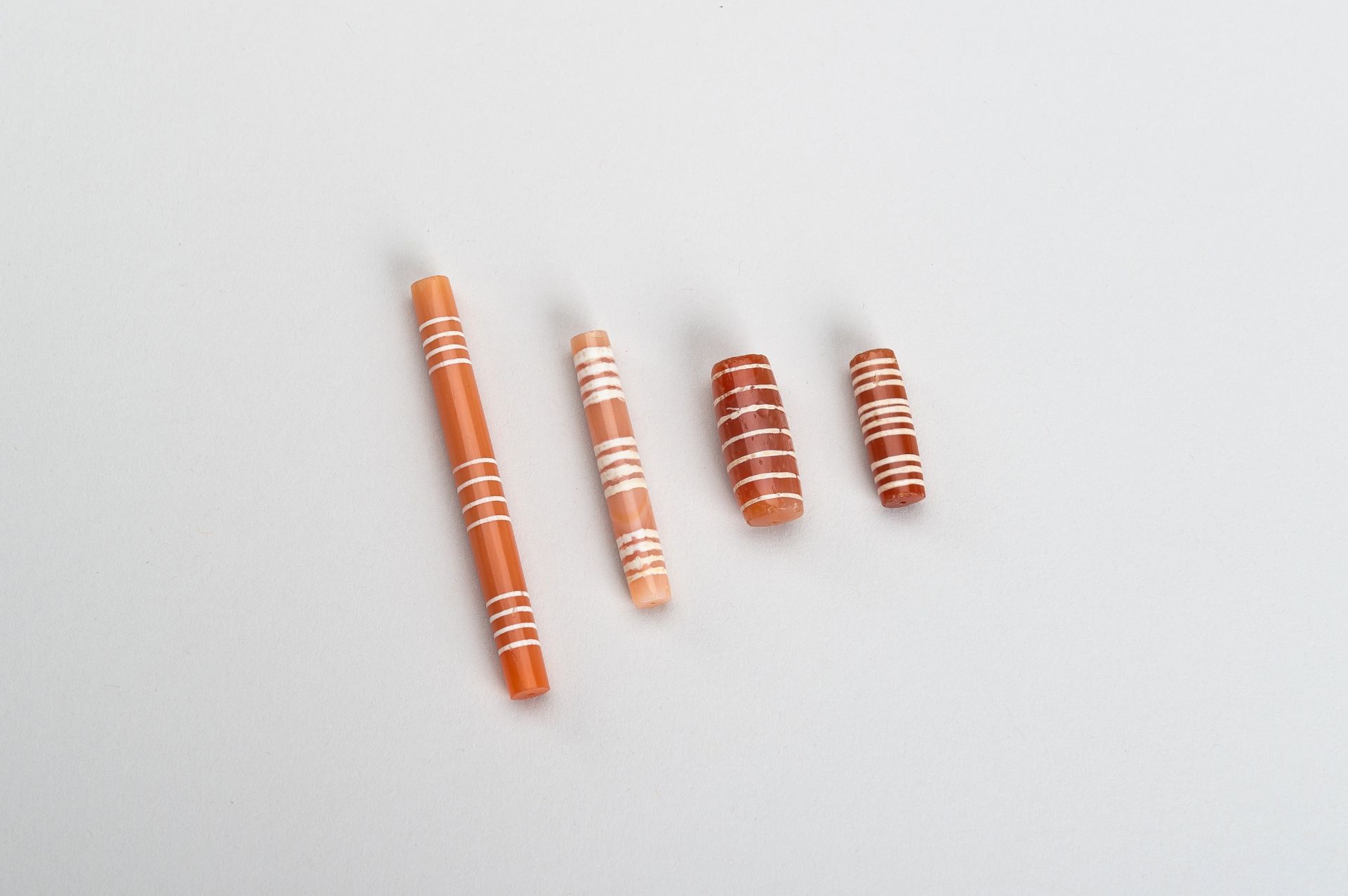 A GROUP OF FOUR ETCHED PYU CARNELIAN BEADS - Bild 6 aus 7