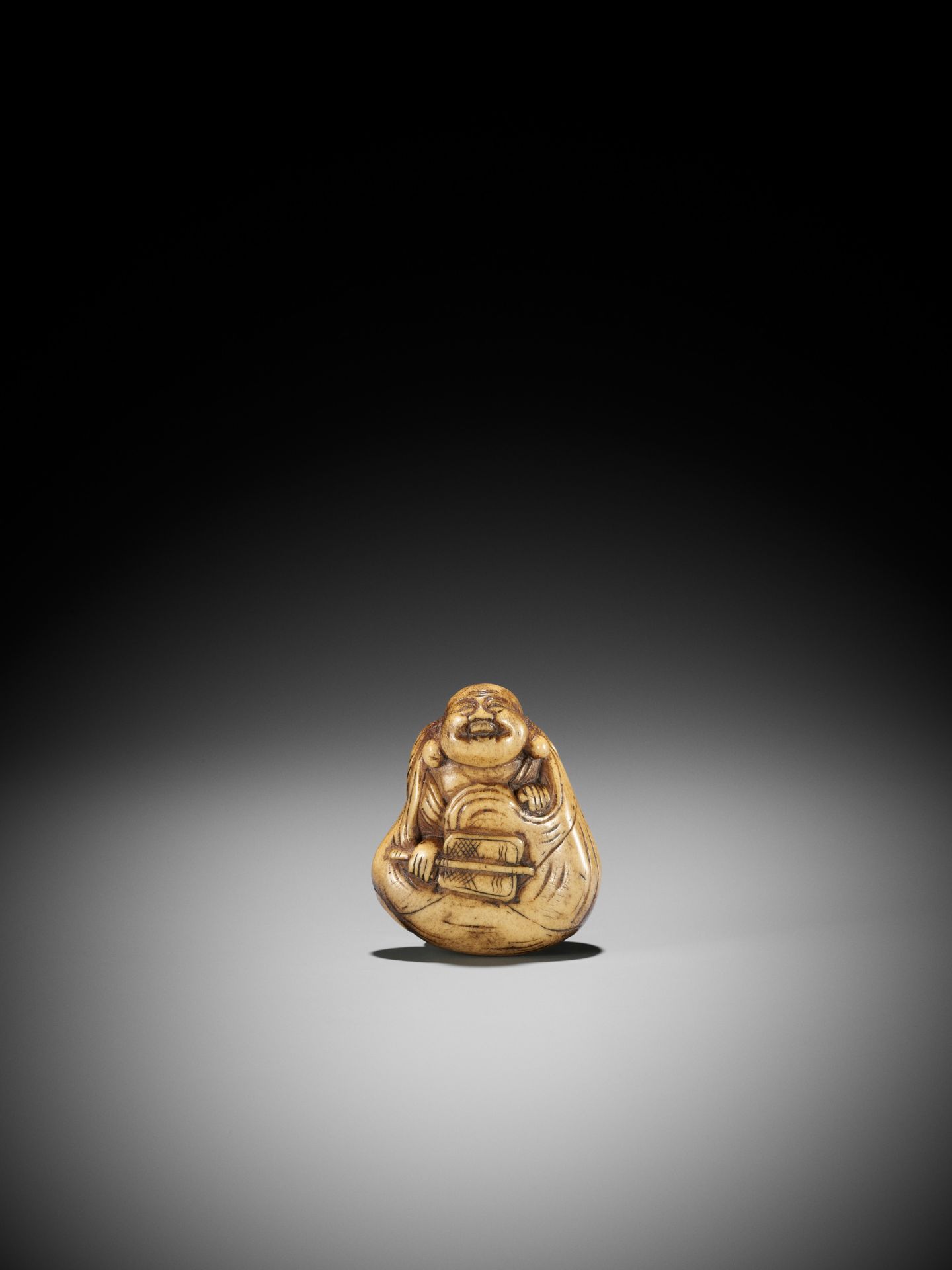 A LARGE STAG ANTLER NETSUKE OF HOTEI INSIDE HIS TREASURE BAG - Image 4 of 10