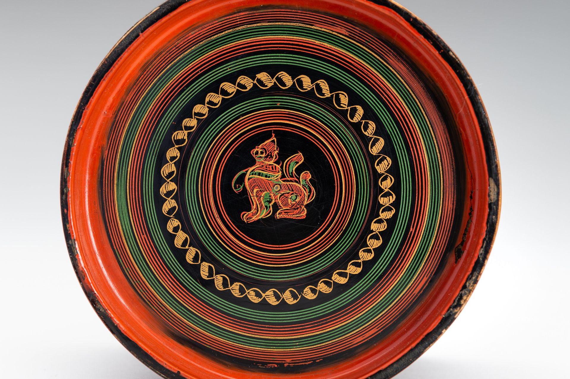 A BURMESE LACQUER BETEL BOX AND COVER, 1900s - Image 6 of 19
