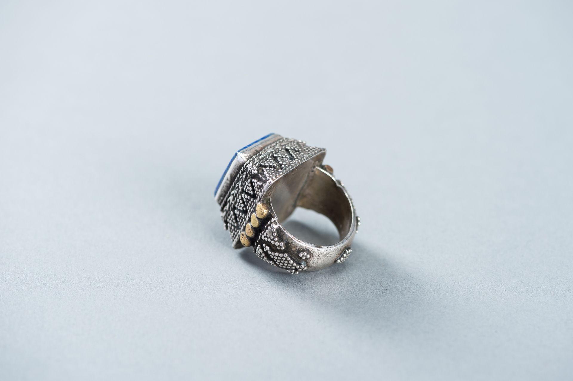 A LAPIS LAZULI INTAGLIO INSET PERSIAN SILVER RING - Image 6 of 7