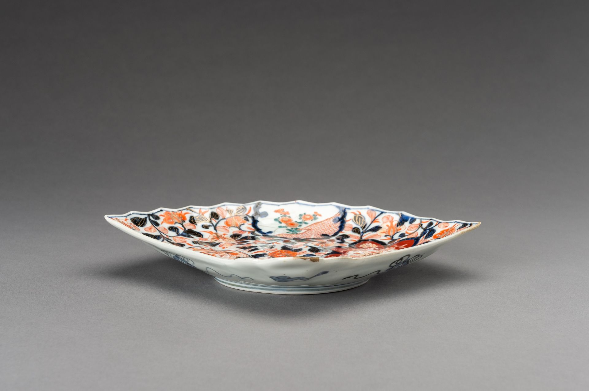 AN IMARI PORCELAIN 'FAN' TRAY WITH OKAME, 19th CENTURY - Image 3 of 11